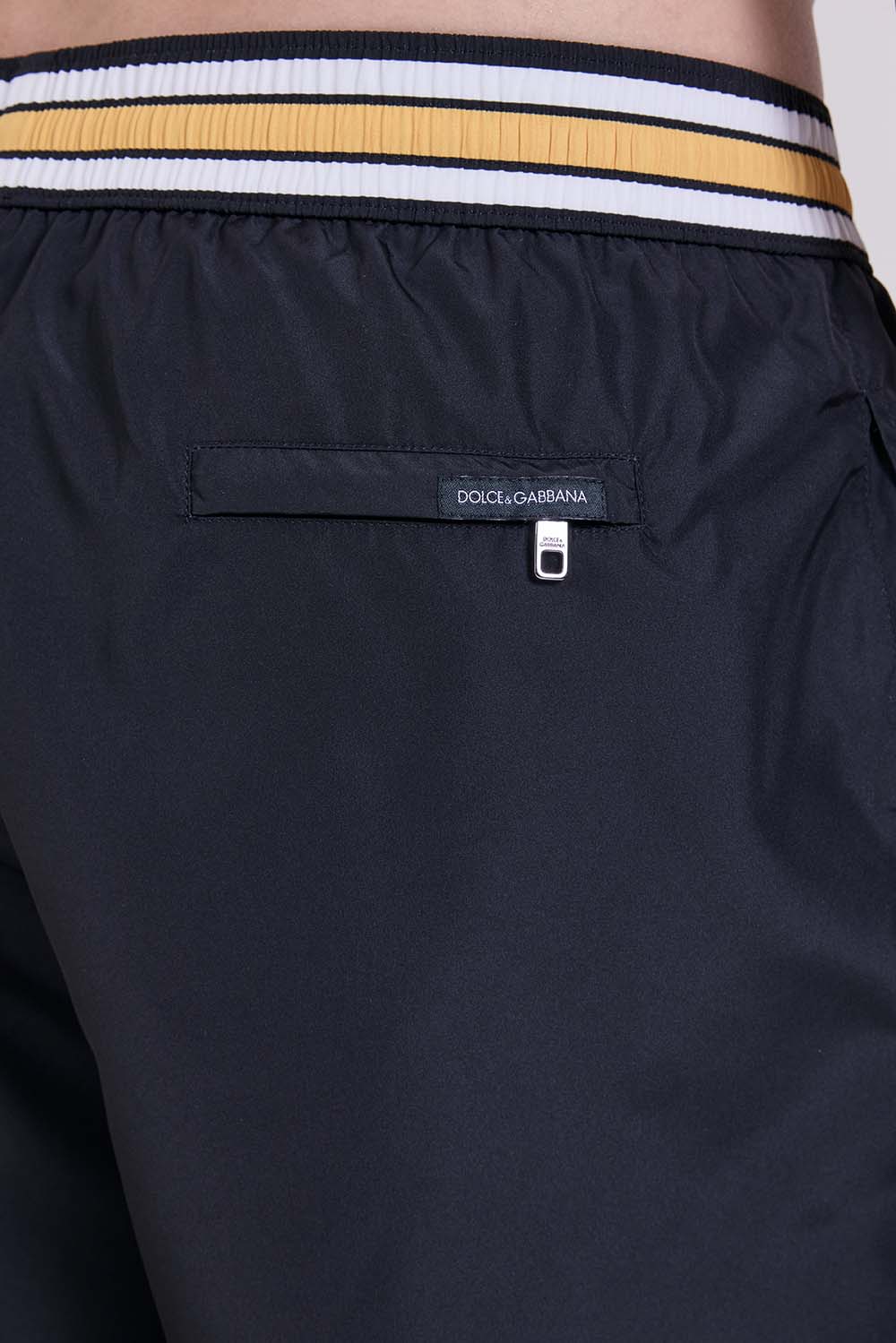 תמונת תקריב דוגמן של מכנסי בגד ים