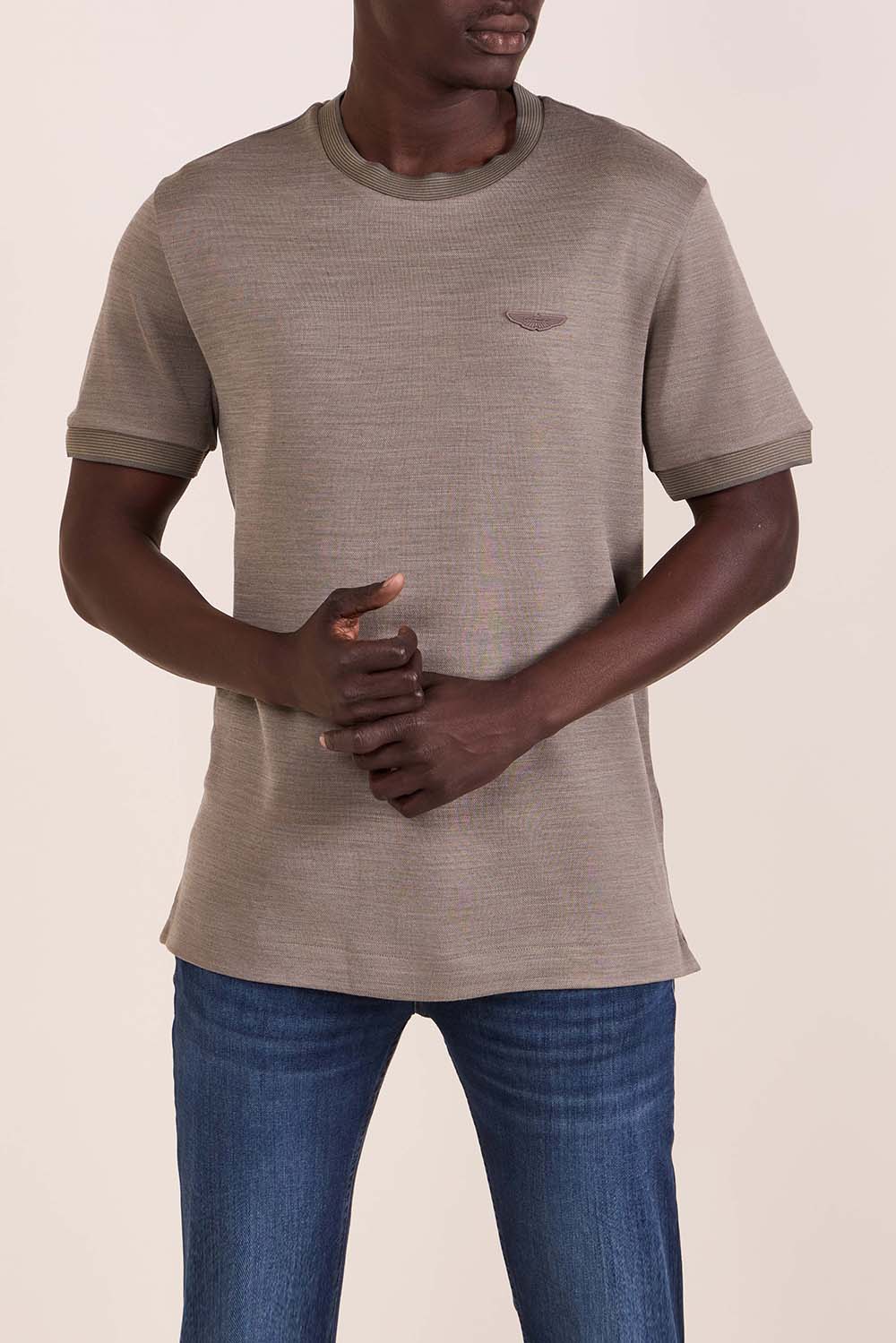 תמונת דוגמן קידמית של חולצת טי בוס X אסטון מרטין