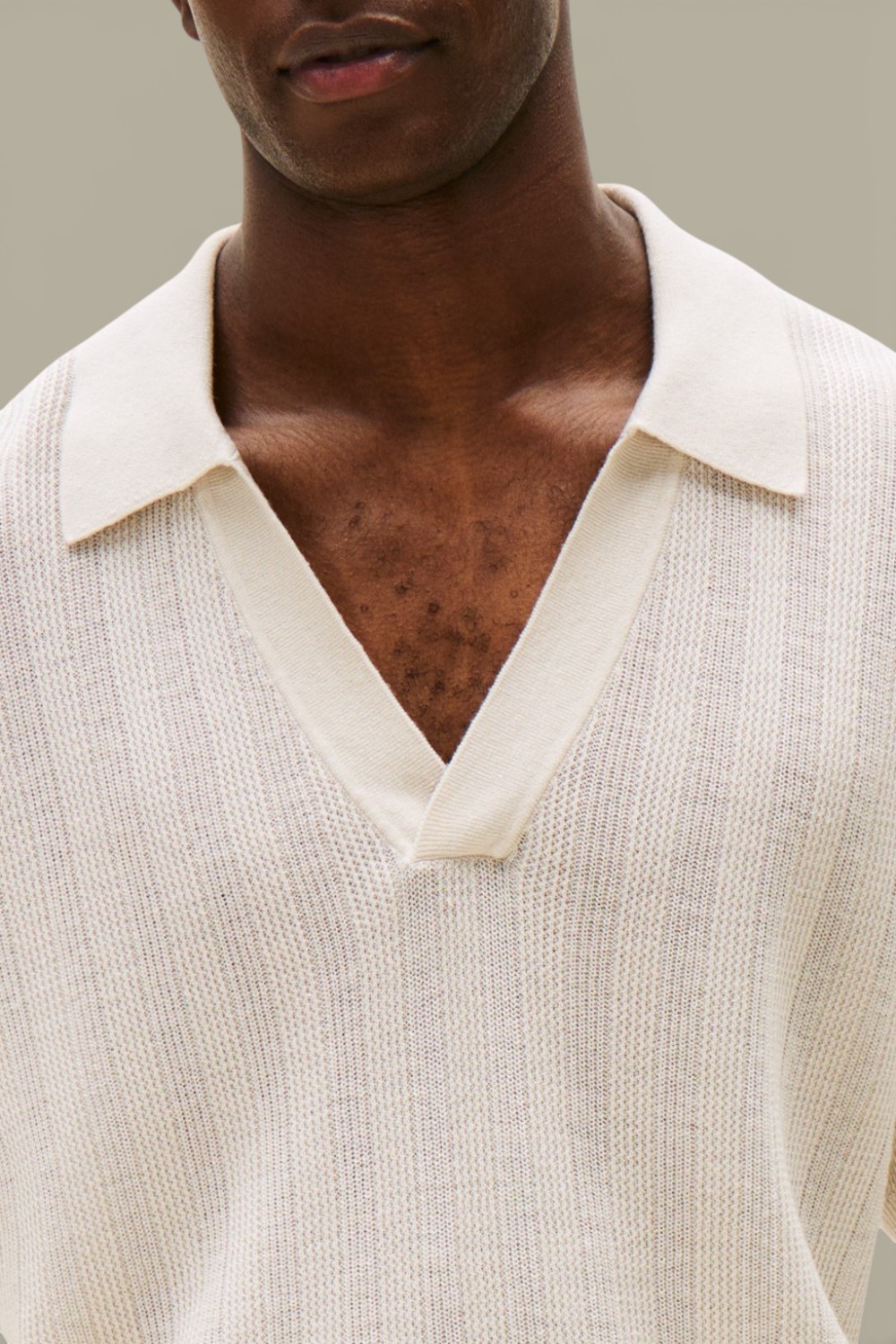 תמונת תקריב דוגמן של חולצת פולו