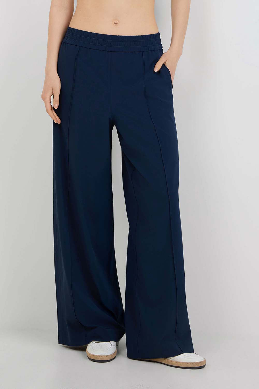 תמונת דוגמן קידמית של Breezily Mid-Rise Pant Regular