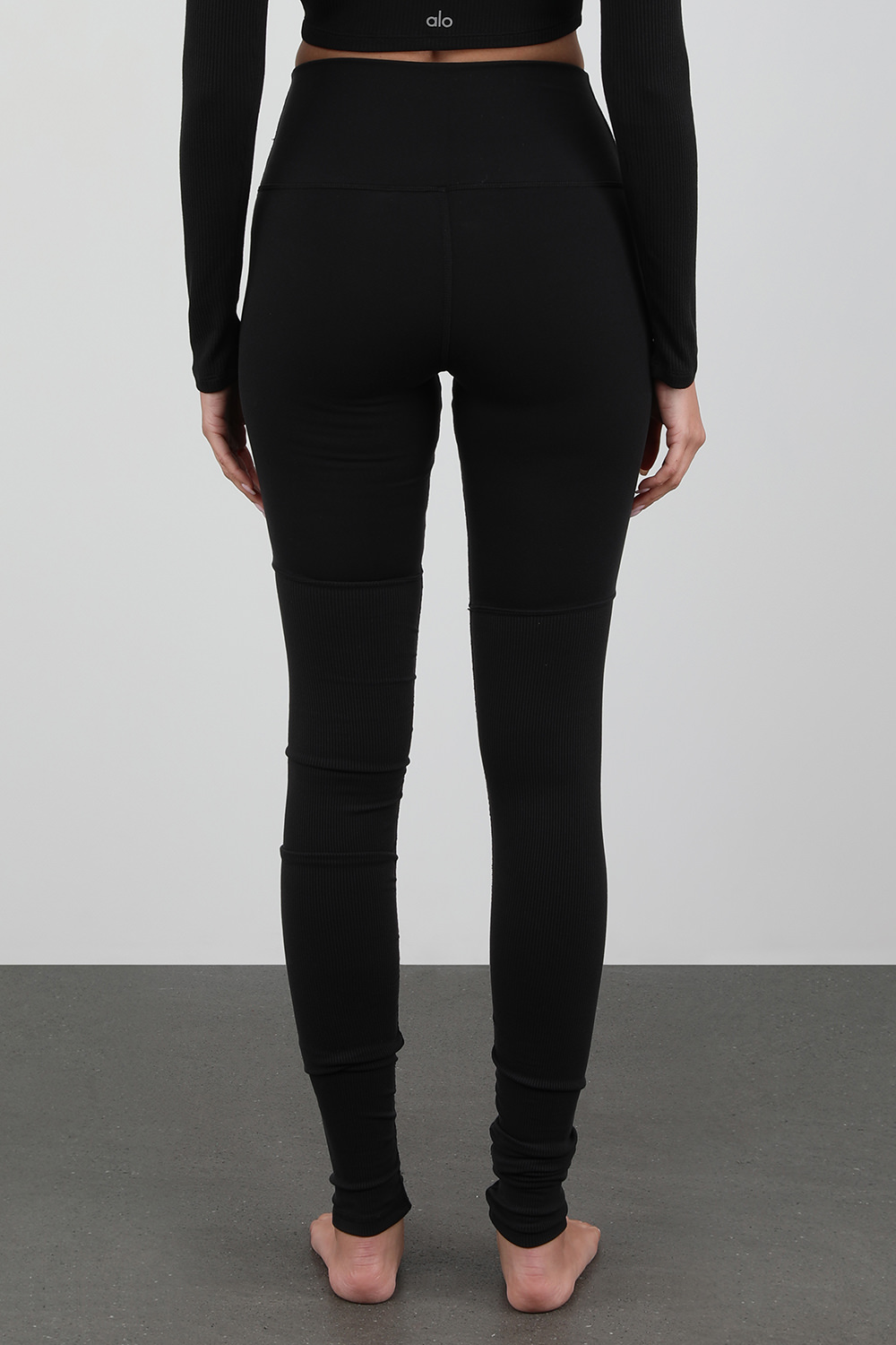 תמונת דוגמן אחורית של מכנסי טייץ שחורים בגזרה גבוהה