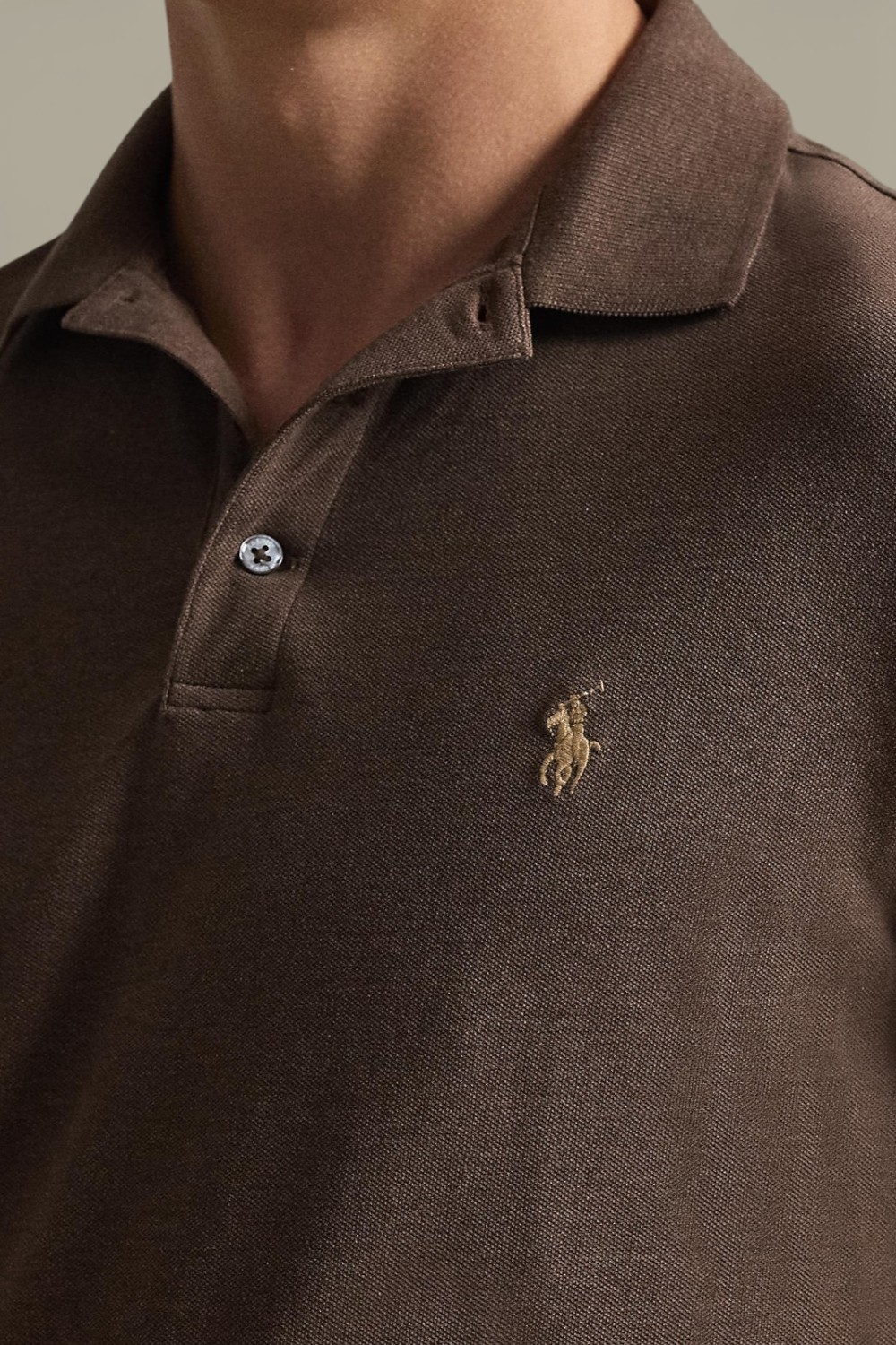 תמונת תקריב דוגמן של חולצת פולו