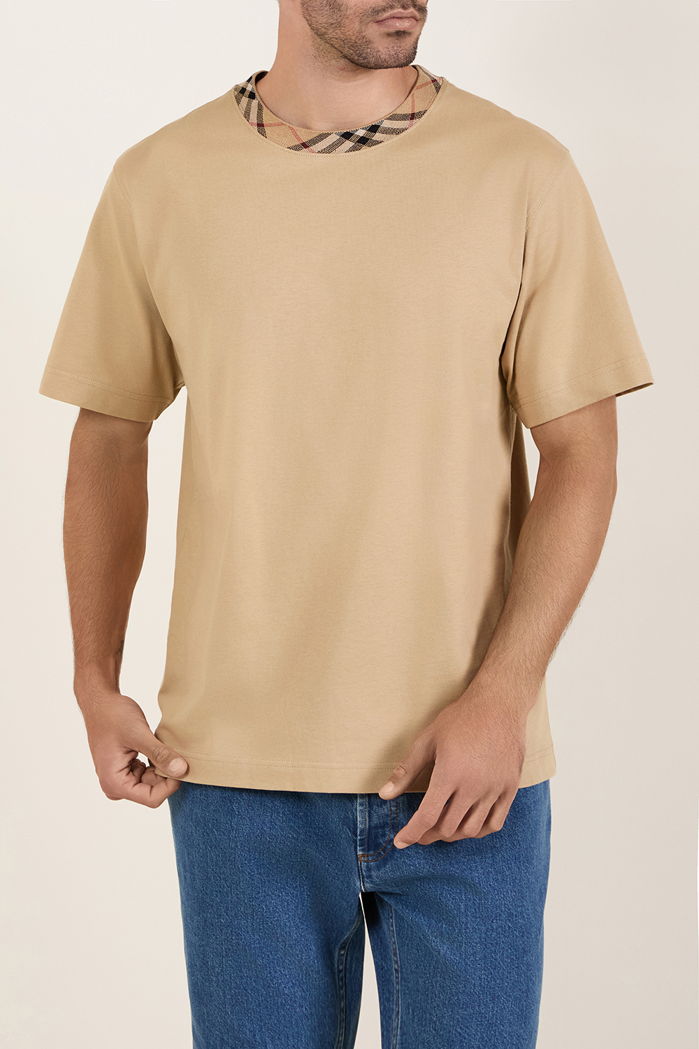 תמונת דוגמן קידמית של חולצת טי עם צווארון משבצות