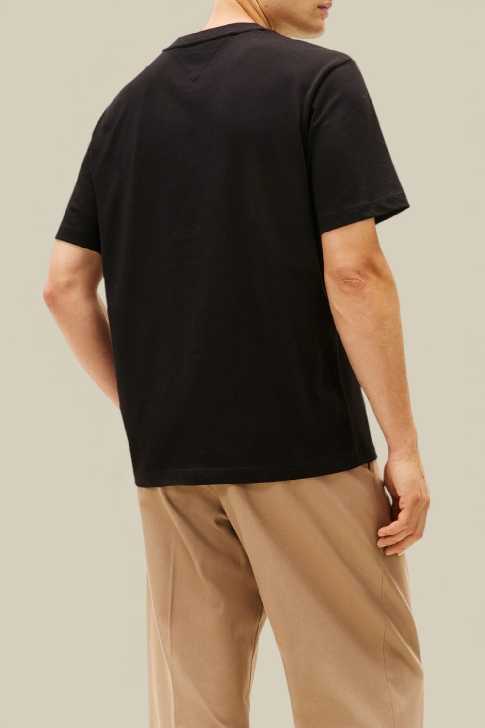 תמונת דוגמן אחורית של חולצת טי