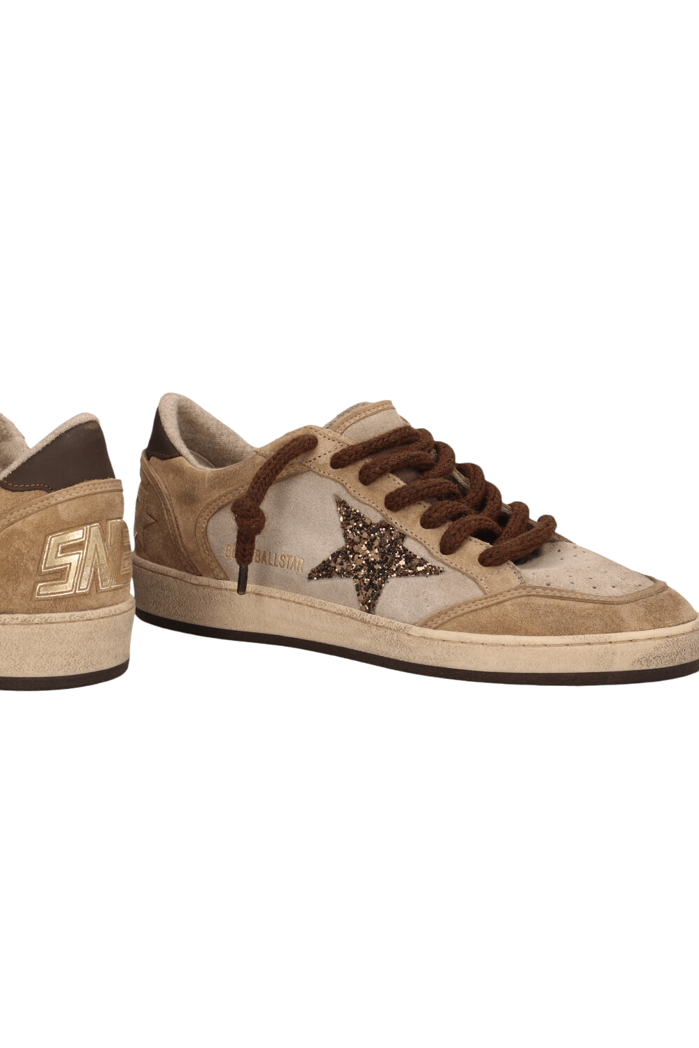 תמונת תקריב של נעלי סניקרס בולסטאר