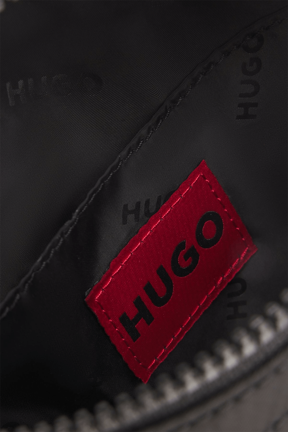 תמונת תקריב של תיק קרוסבודי