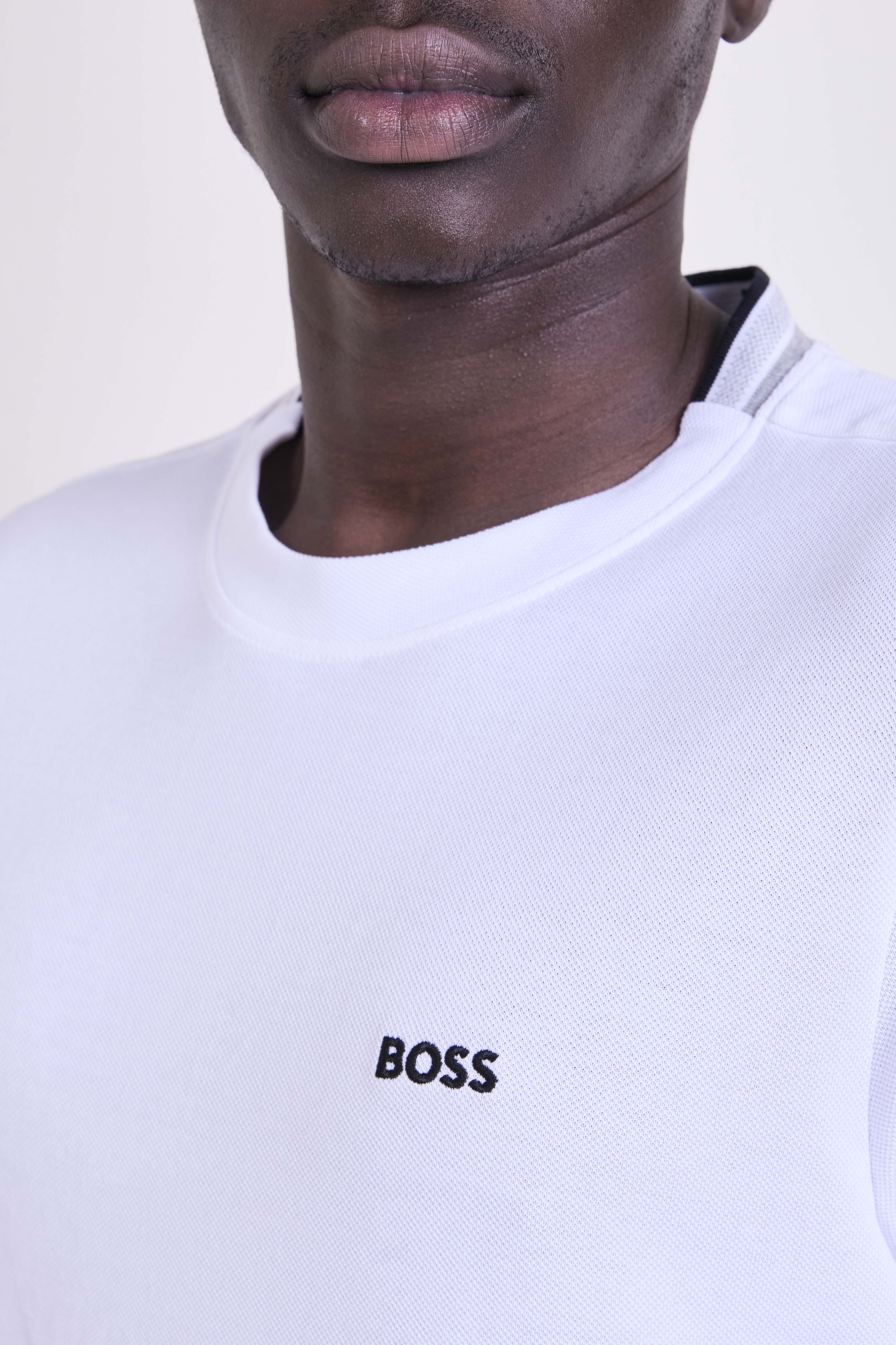 תמונת תקריב דוגמן של חולצת טי