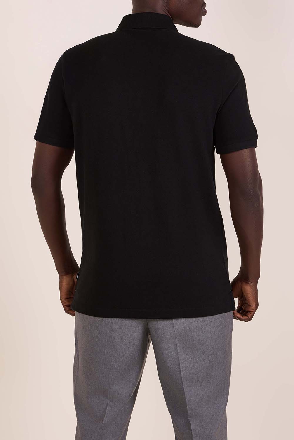 תמונת דוגמן אחורית של חולצת פולו