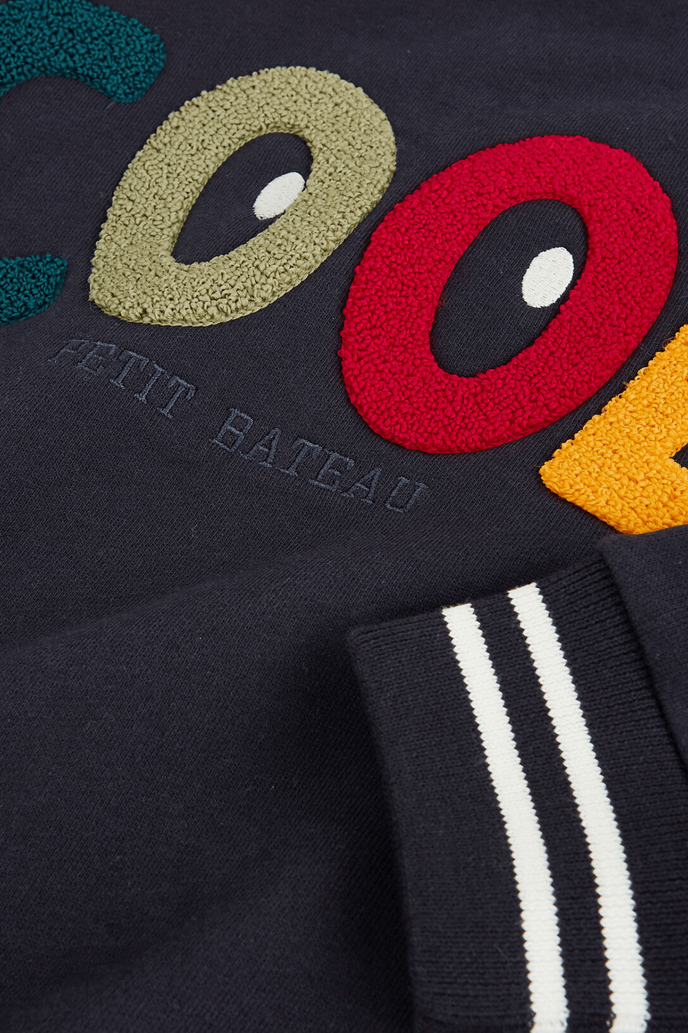 תמונת תקריב של גילאי 6-12 סווטשירט כחול עם פאץ' פליז צבעוני