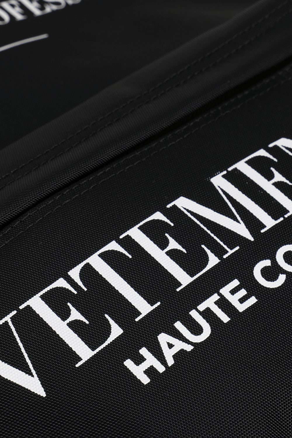 תמונת תקריב של תיק גב קלאסי עם כיתוב ממותג בגוון שחור