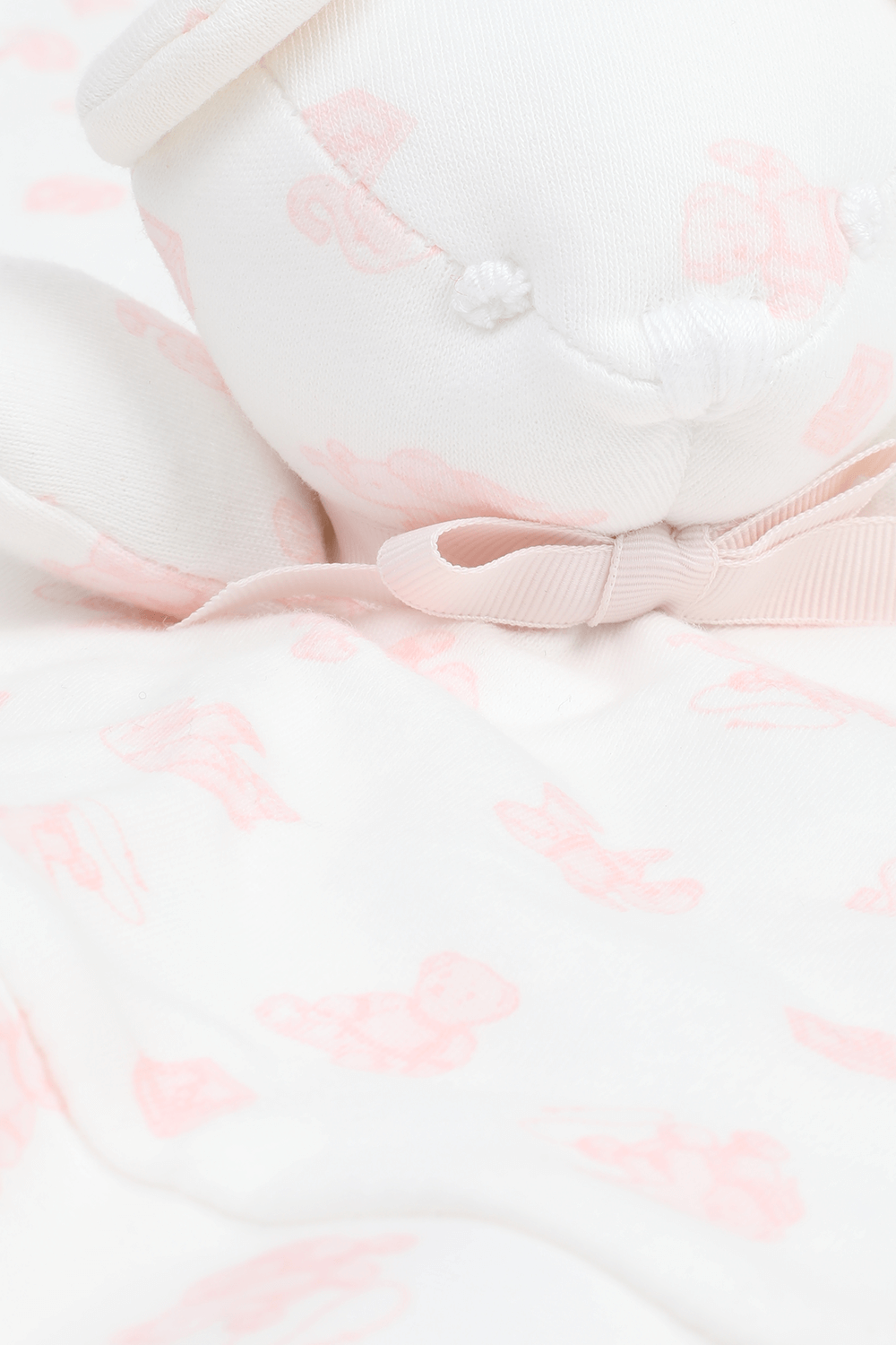 תמונת תקריב של שמיכת כותנה פפיון עם הדפס פסטלי