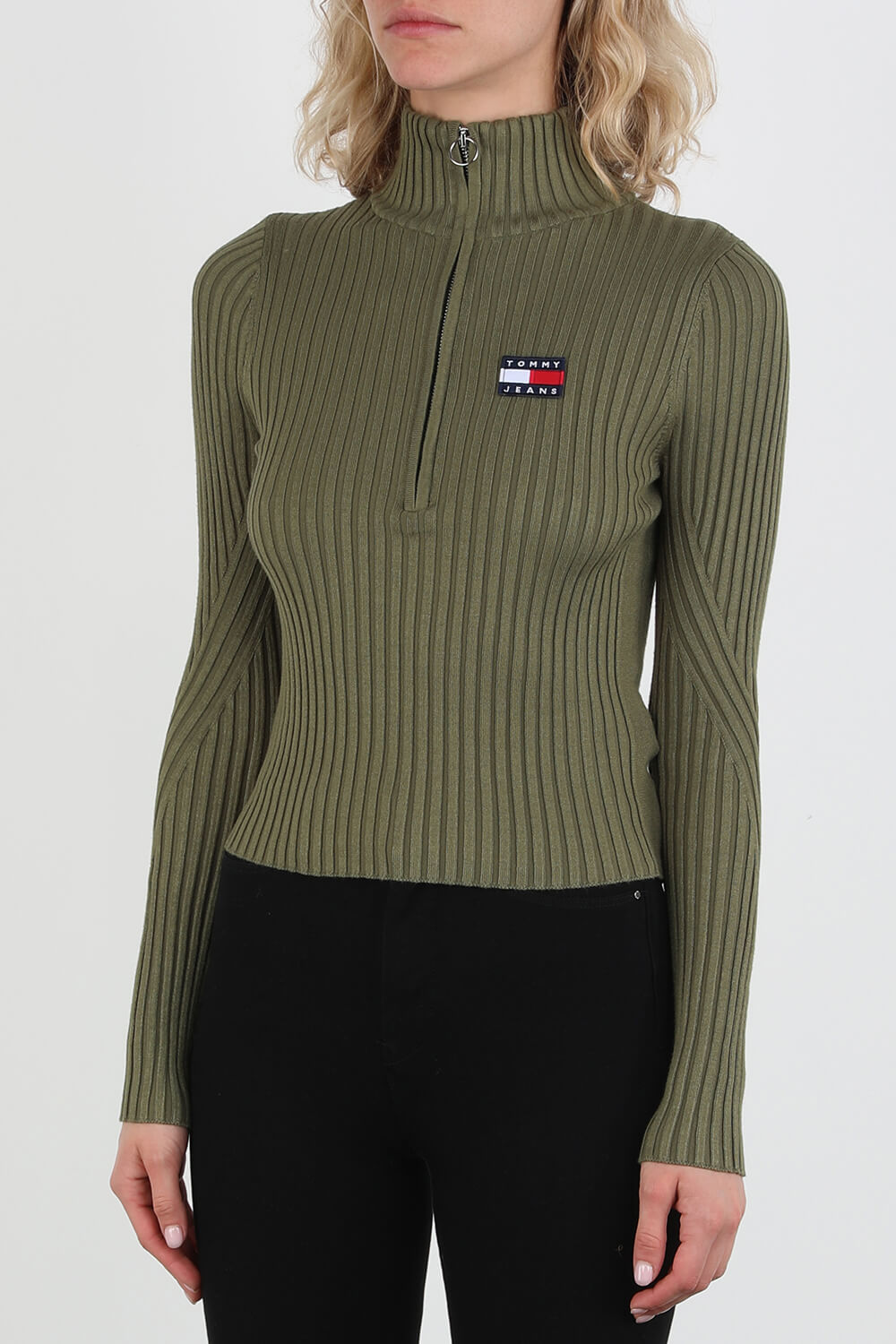 תמונת דוגמן קידמית של סוודר בסריגת ריב עם רוכסן בצבע ירוק