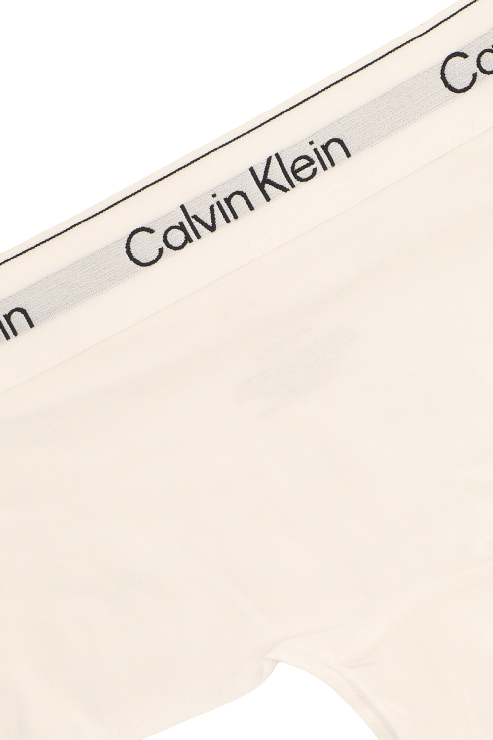 תמונת תקריב של תחתוני בוי-שורט