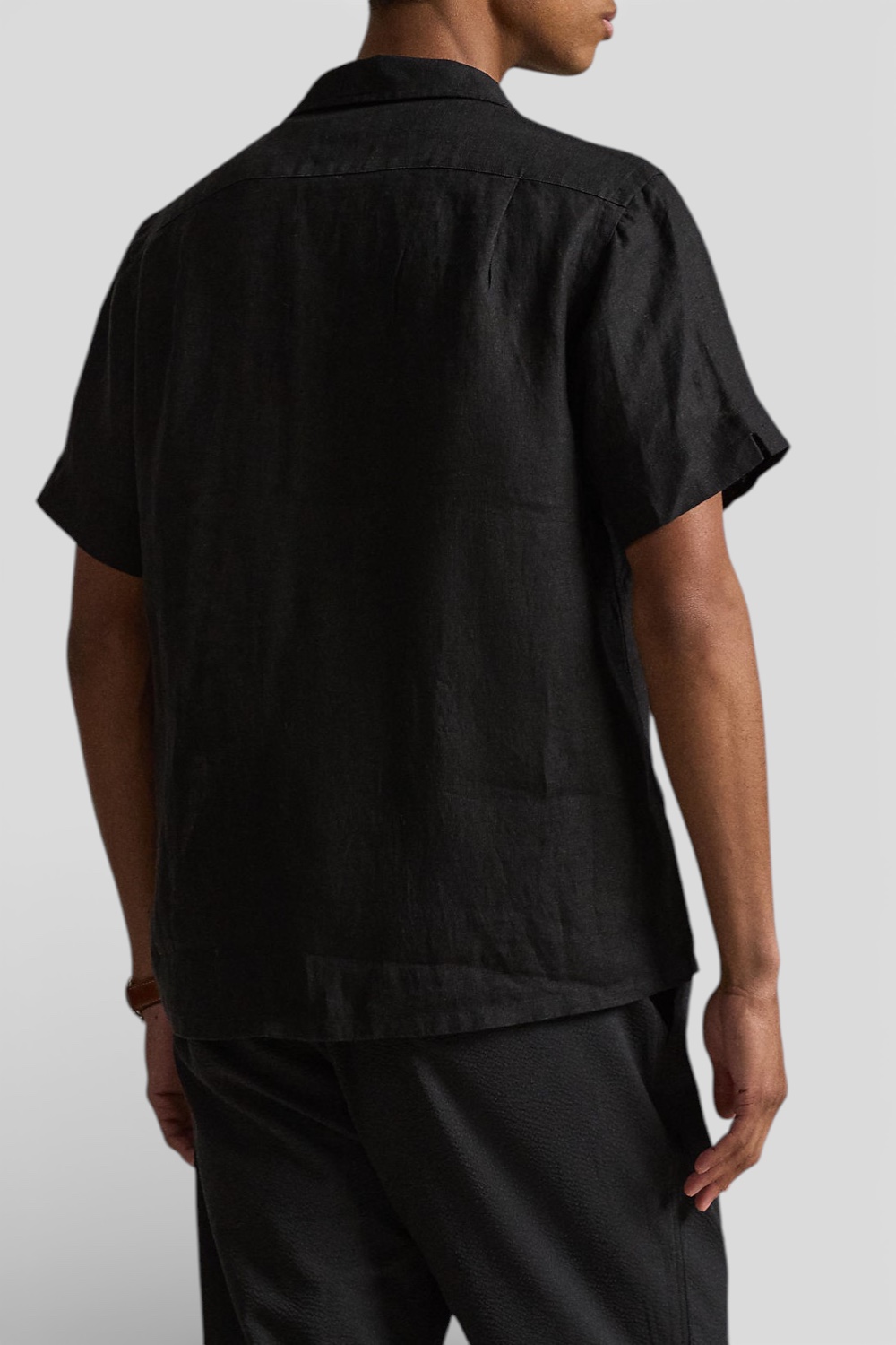 תמונת דוגמן אחורית של חולצה מכופתרת