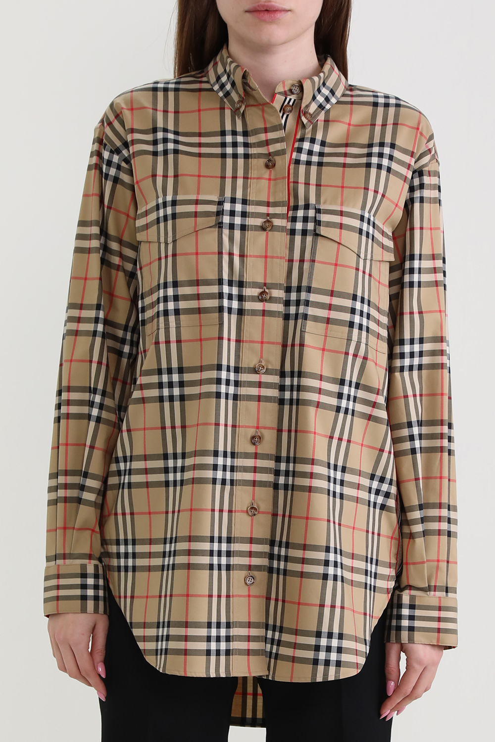 תמונת דוגמן קידמית של חולצת משבצות מכופתרת מכותנה