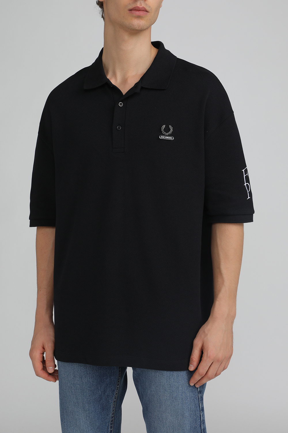 תמונת דוגמן קידמית של חולצת פולו קצרה