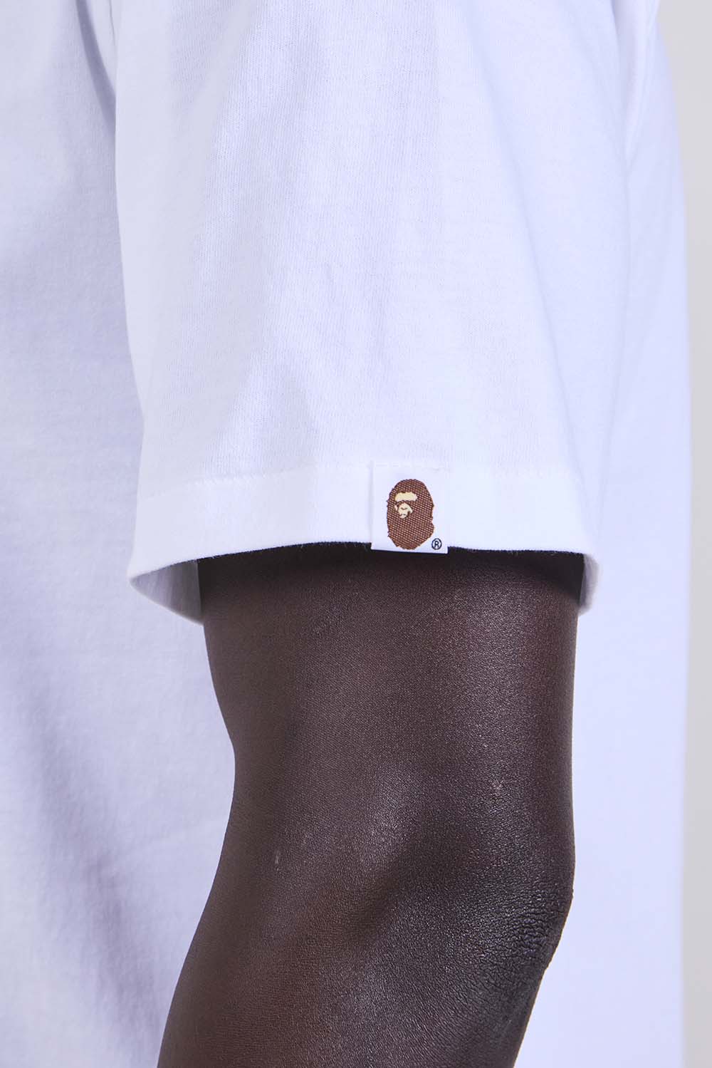 תמונת תקריב דוגמן של חולצת טי בגזרה משוחררת