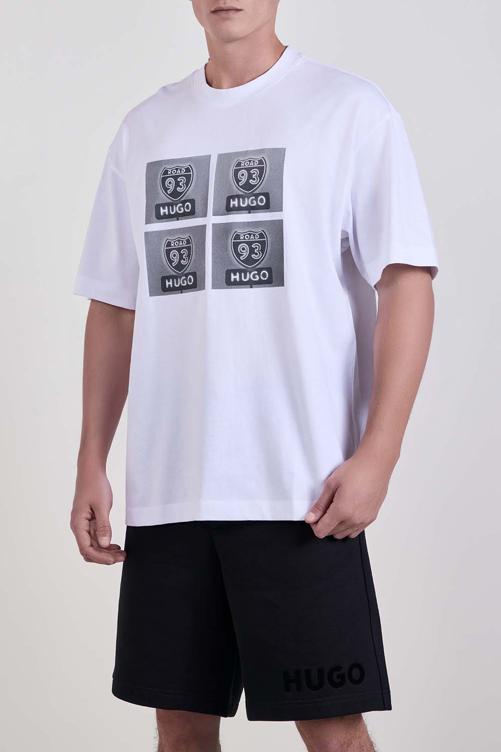 תמונת דוגמן קידמית של חולצת טי בגזרה משוחררת