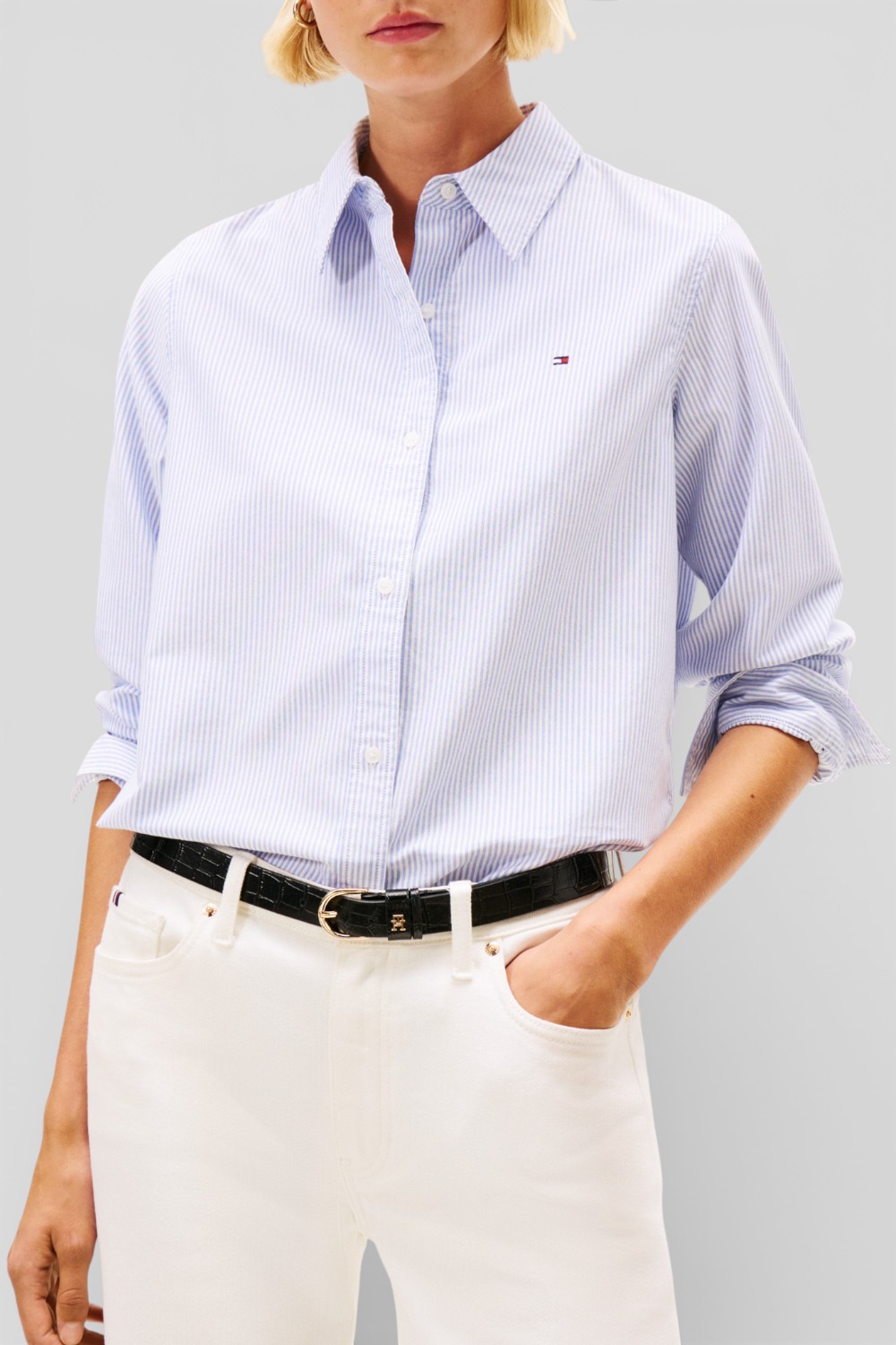 תמונת דוגמן קידמית של חולצה מכופתרת בגזרה משוחררת