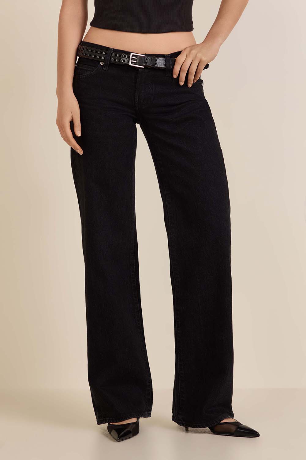 תמונת דוגמן קידמית של מכנסי ג'ינס בגזרה נמוכה