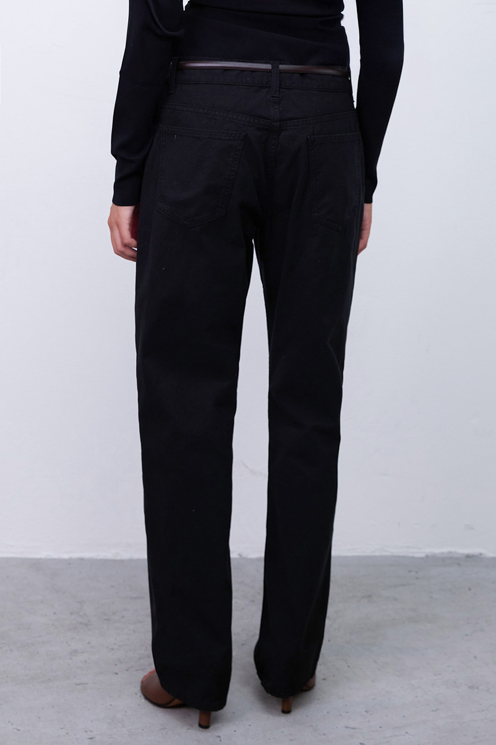 תמונת דוגמן אחורית של מכנסי ג'ינס משוחררים