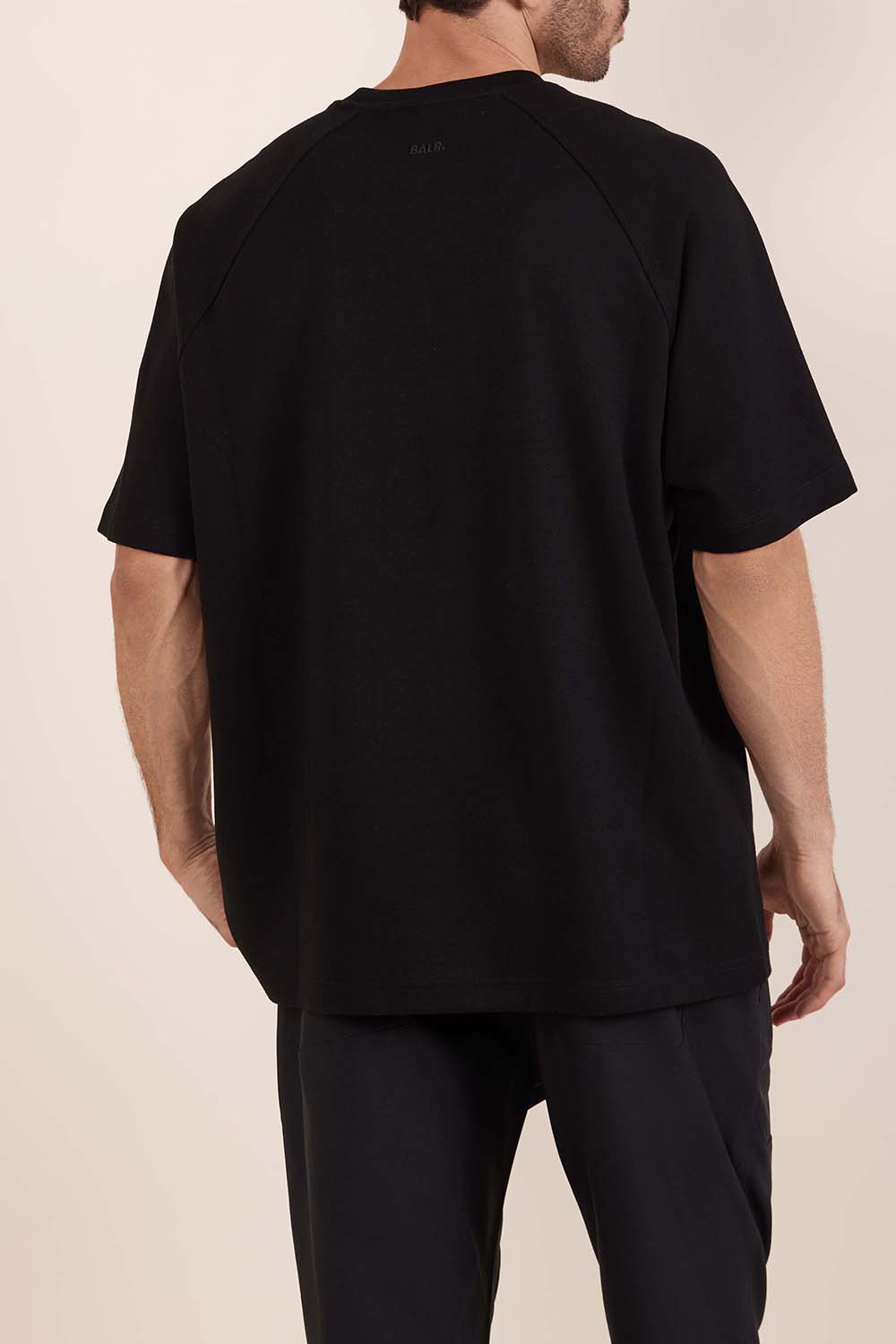 תמונת דוגמן אחורית של חולצת טי אוברסייז