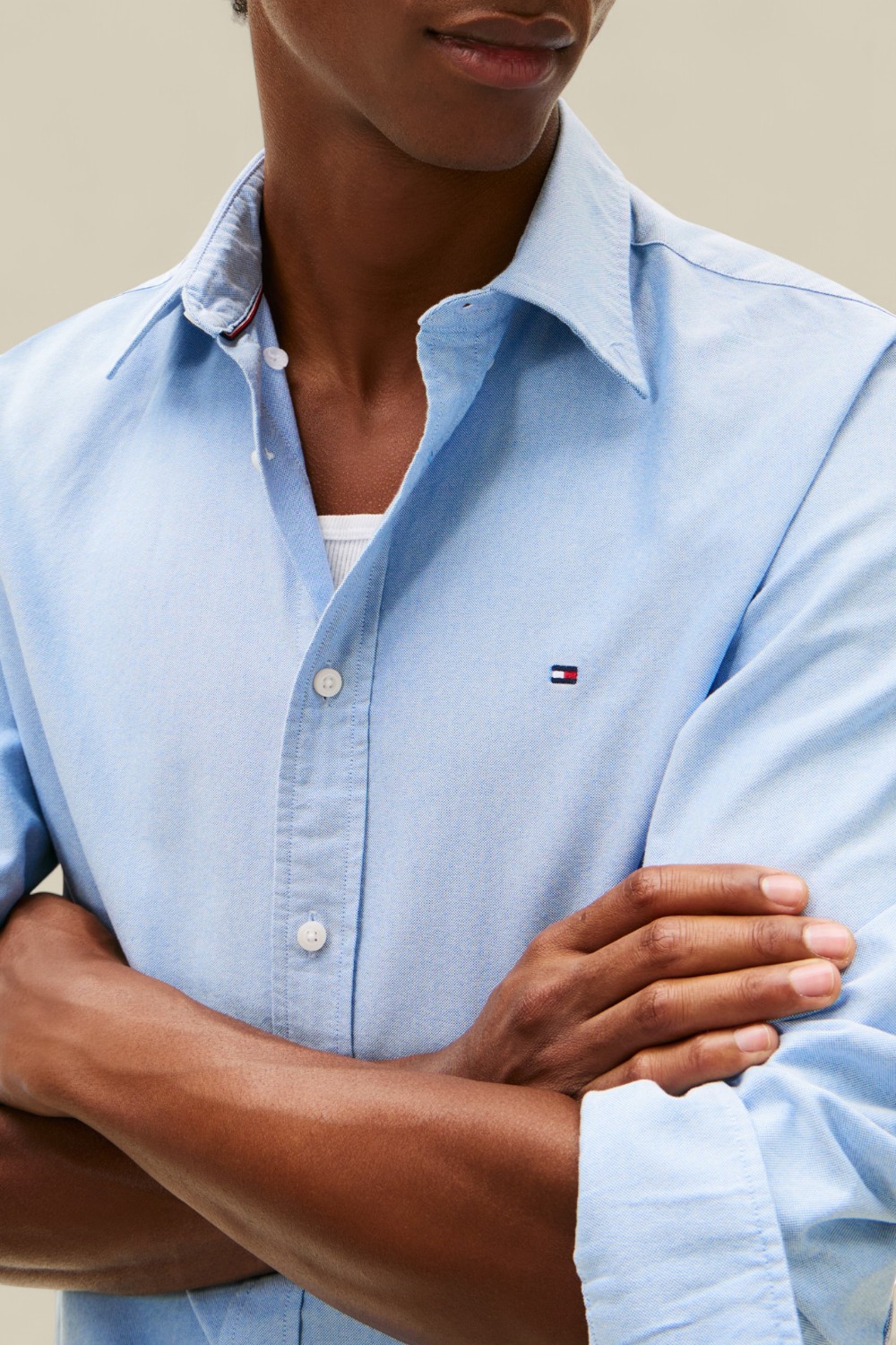 תמונת תקריב דוגמן של חולצת כפתורים אוקספורד