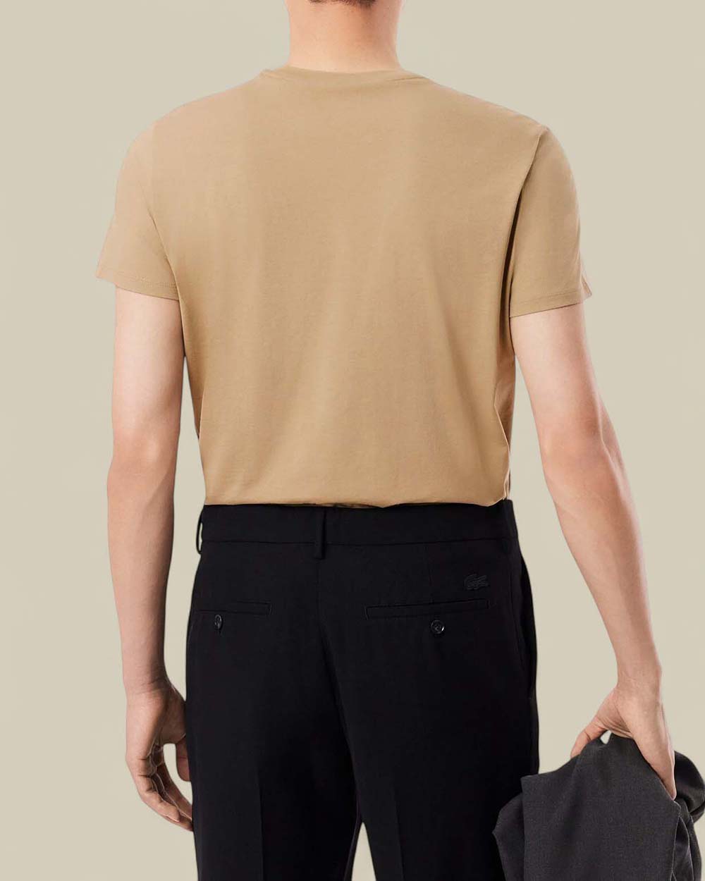 תמונת דוגמן אחורית של חולצת טי