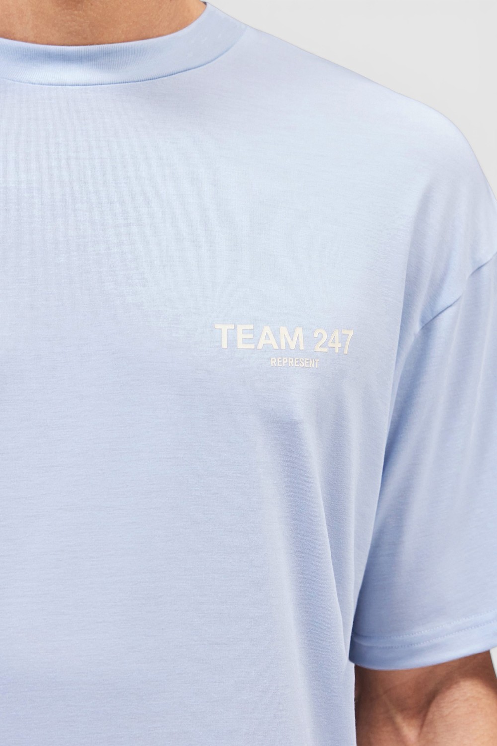 תמונת תקריב דוגמן של חולצת אימון