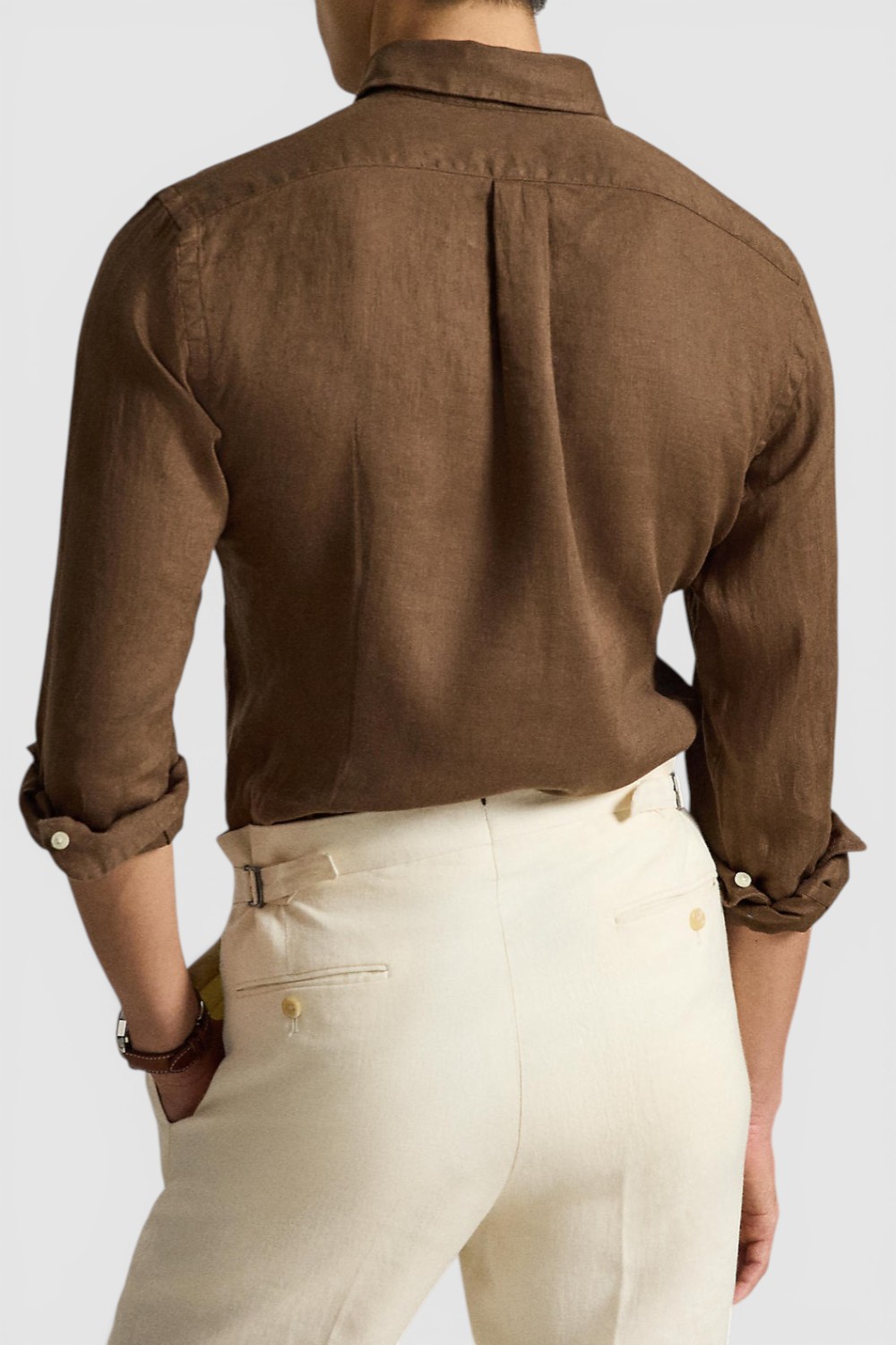 תמונת דוגמן אחורית של חולצה מכופתרת ארוכה מפשתן