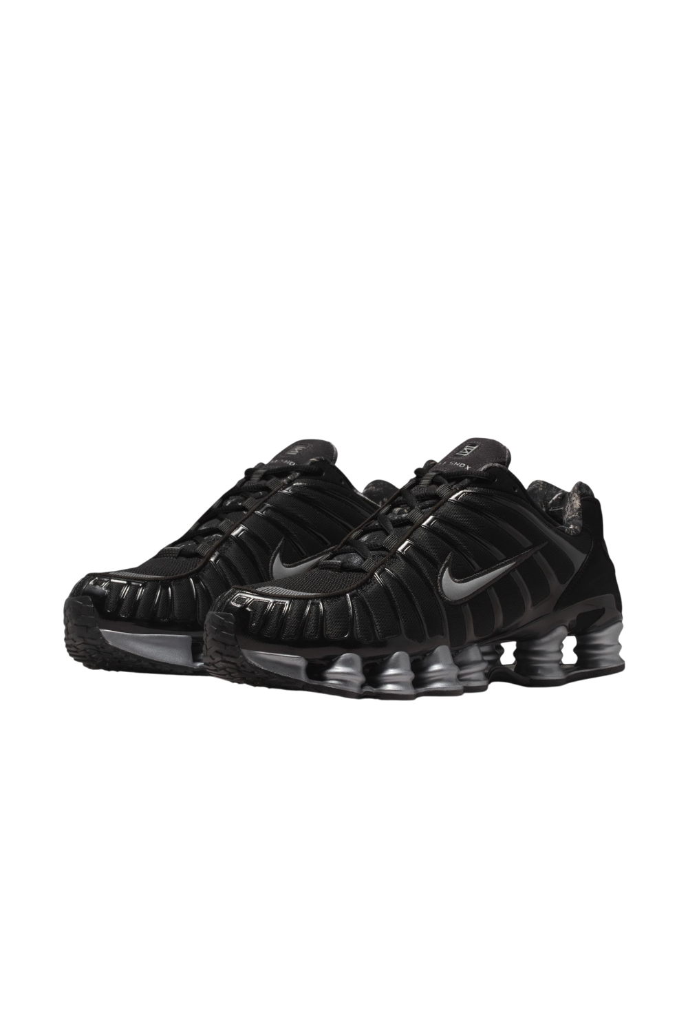 תמונת תקריב של נעלי סניקרס שוקס טי־אל