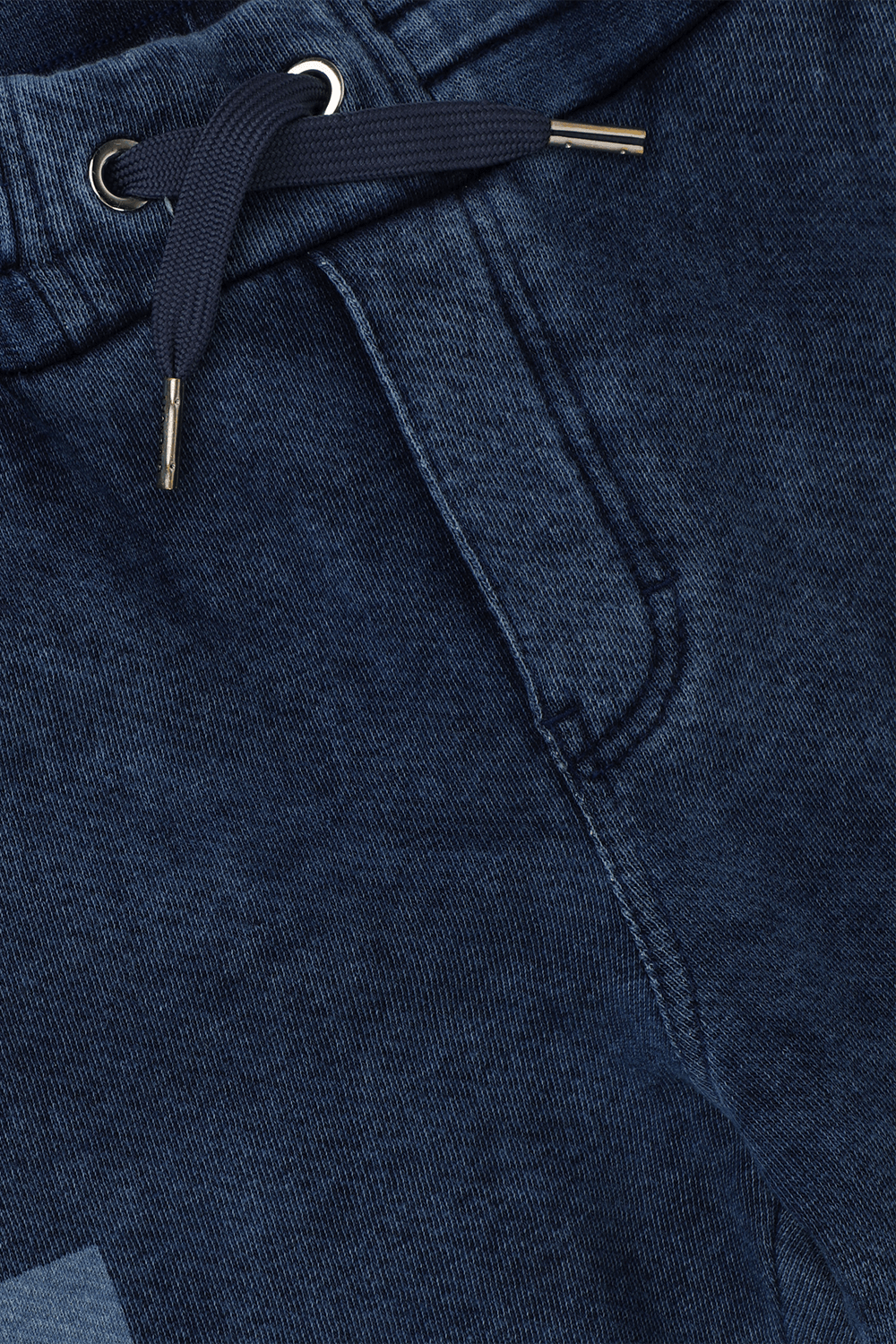 תמונת תקריב של גילאי 6-12 מכנסי טרנינג במראה ג'ינס