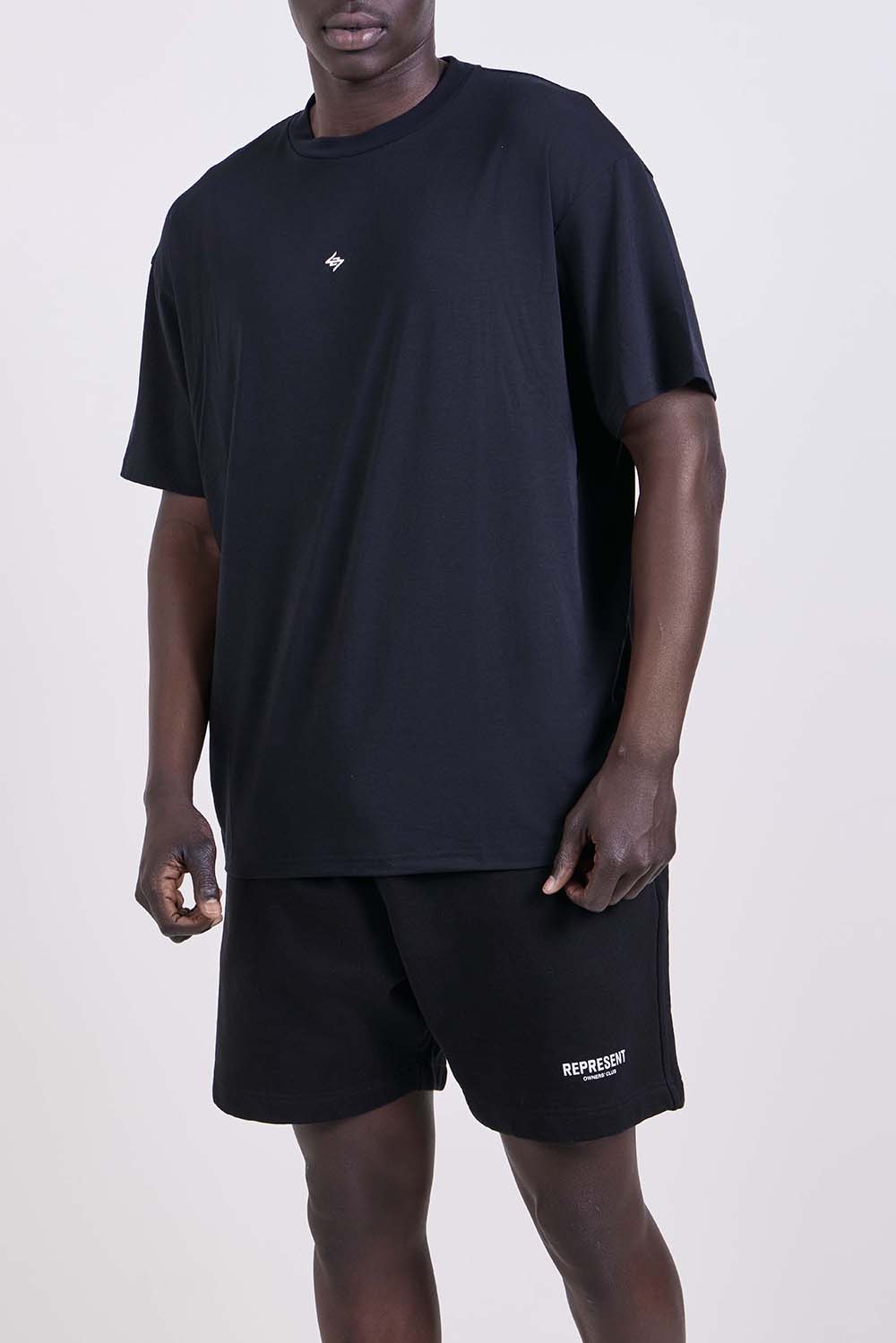 תמונת דוגמן קידמית של חולצת טי בגזרה משוחררת