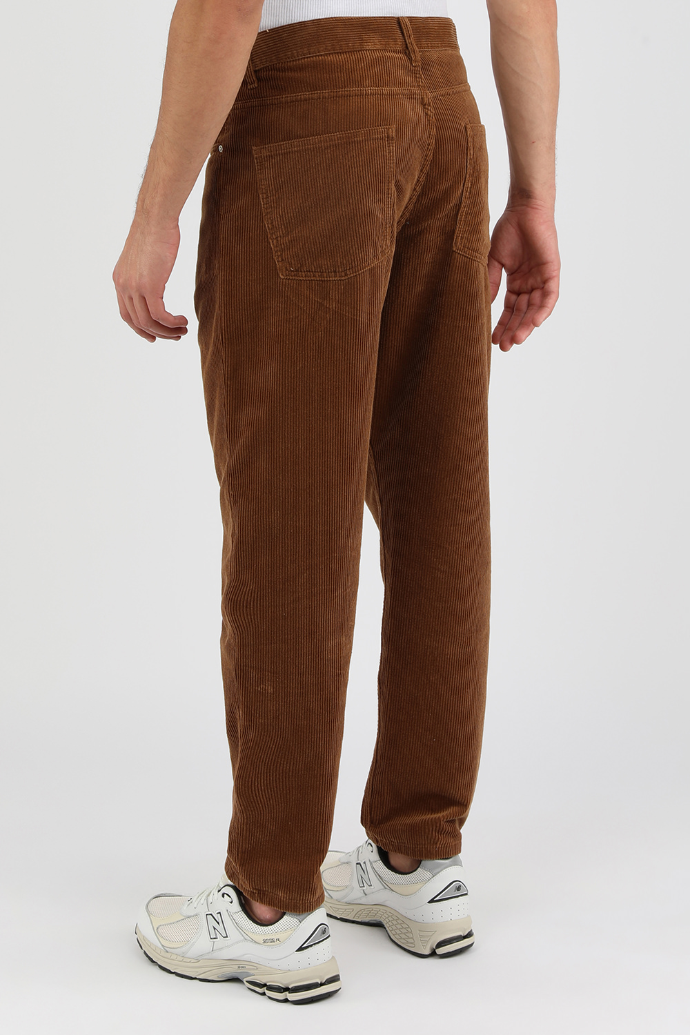 תמונת דוגמן אחורית של מכנסי ג'ינס קורדרוי בגוון חום