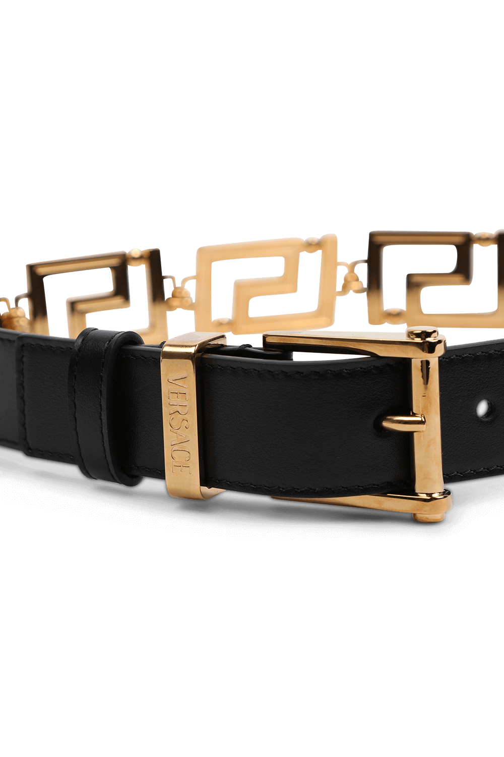 תמונת תקריב של חגורת עור עם שרשרת זהב מונוגרמית