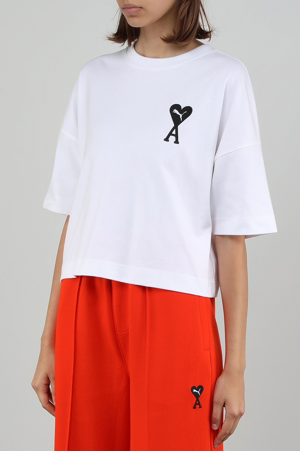 תמונת דוגמן קידמית של פומה X אמי הודי חולצת טי לבנה