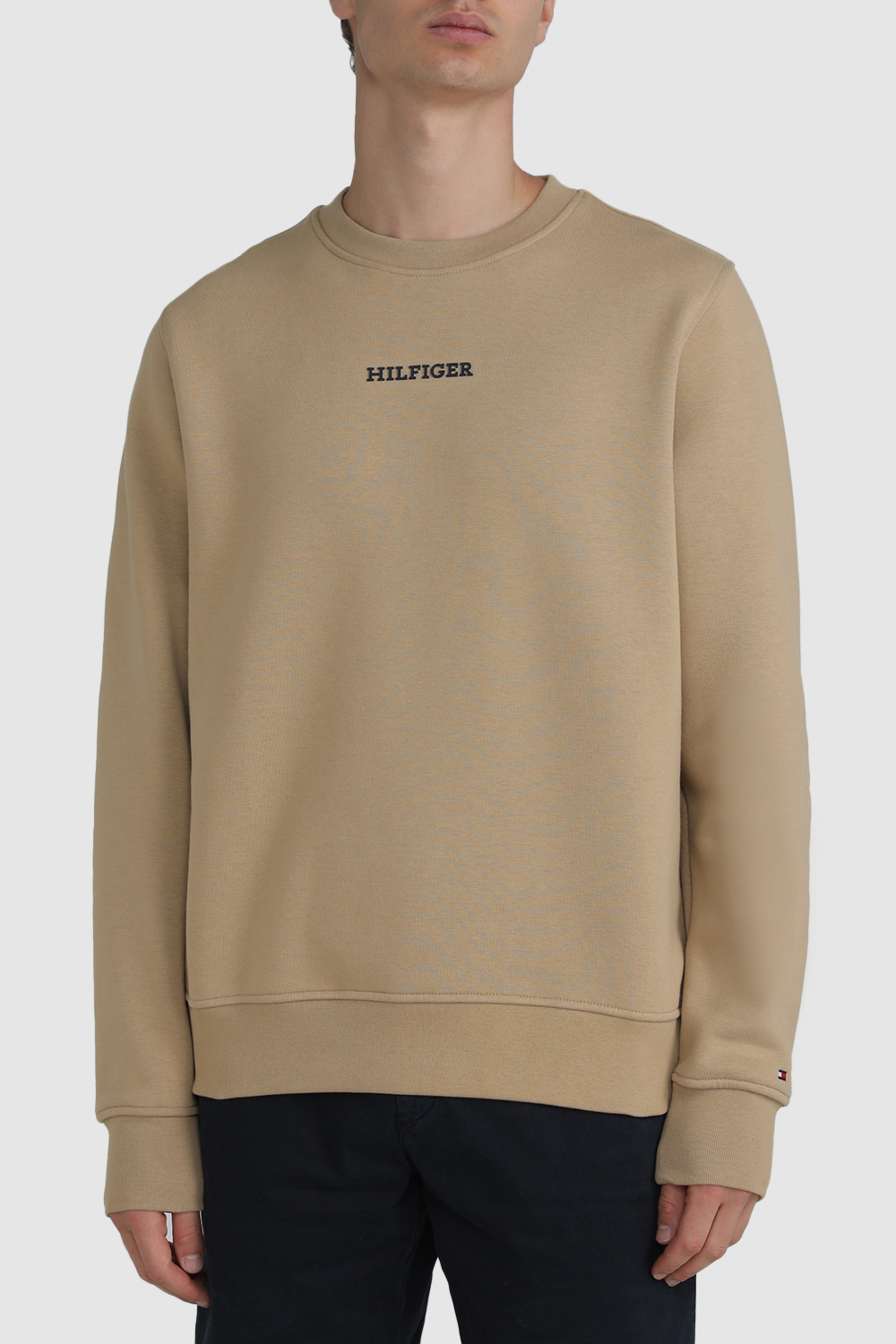 תמונת דוגמן קידמית של סווטשירט עם לוגו