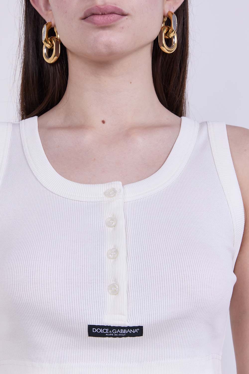 תמונת תקריב דוגמן של גופייה בגזרת קרופ