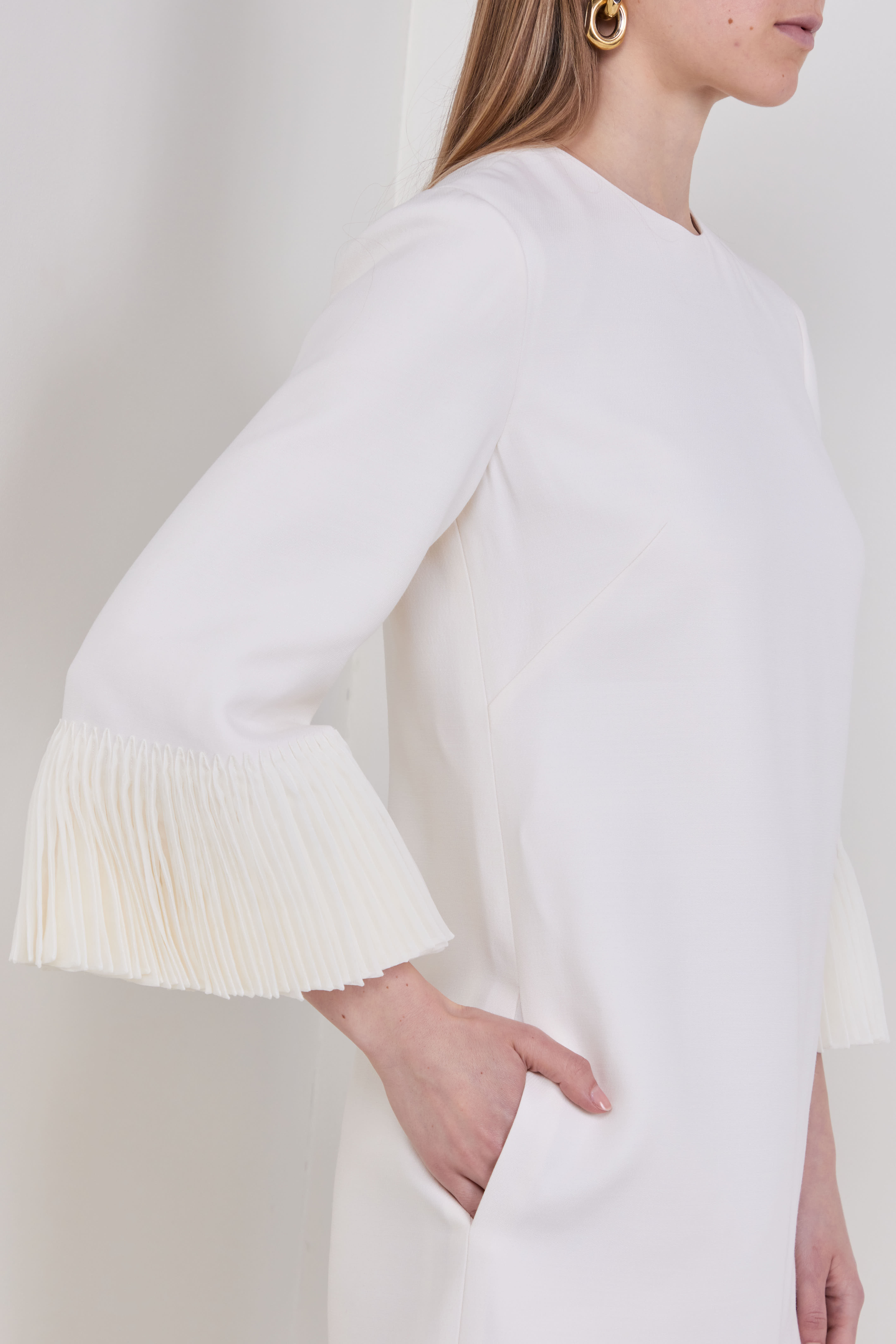 תמונת תקריב דוגמן של שמלת מיני