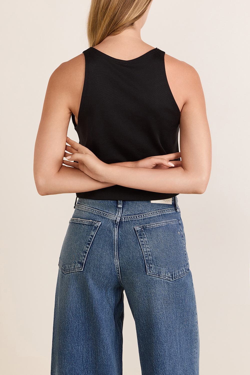 תמונת דוגמן אחורית של גופיית קרופ