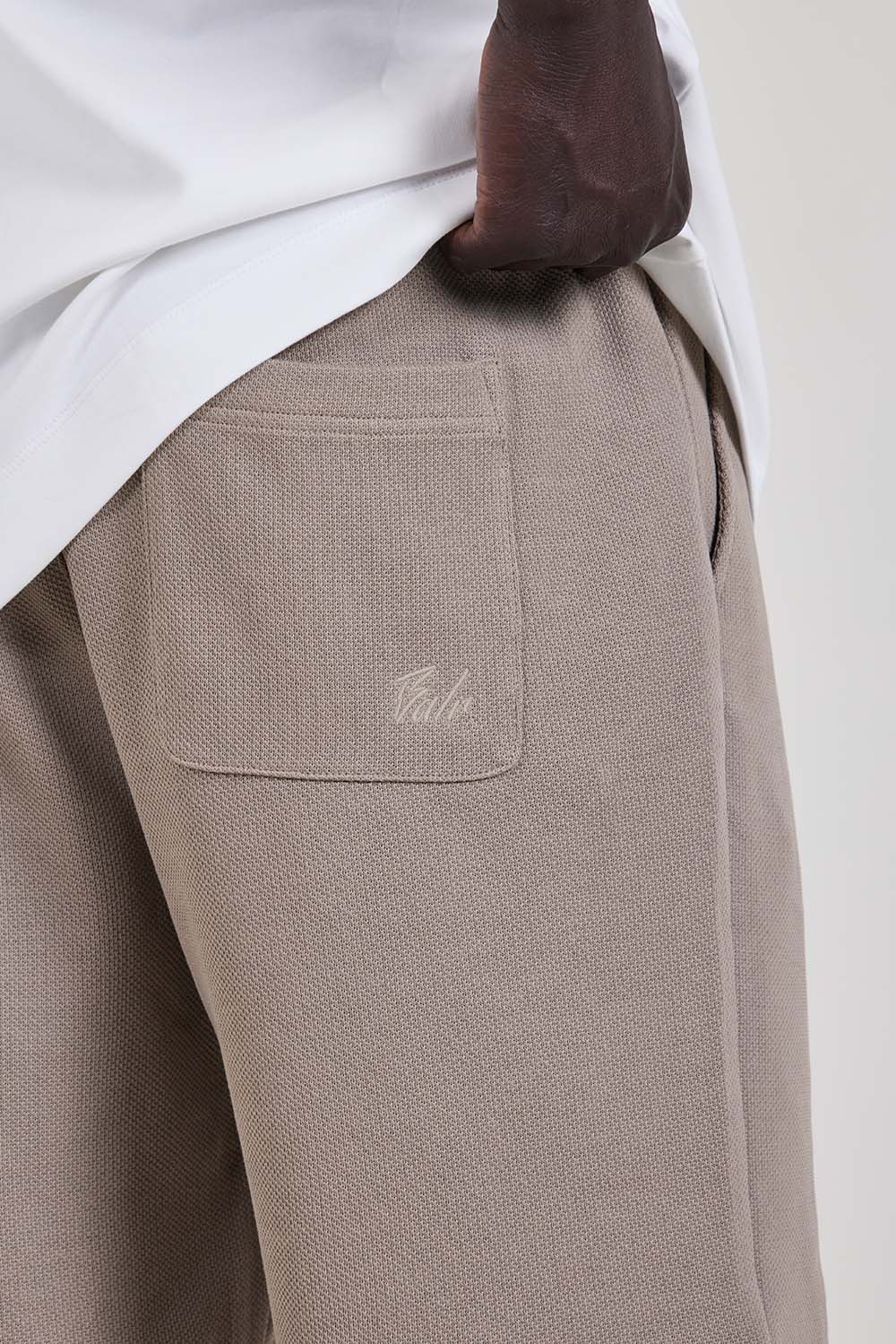 תמונת תקריב דוגמן של מכנסי ג'וגר קצרים