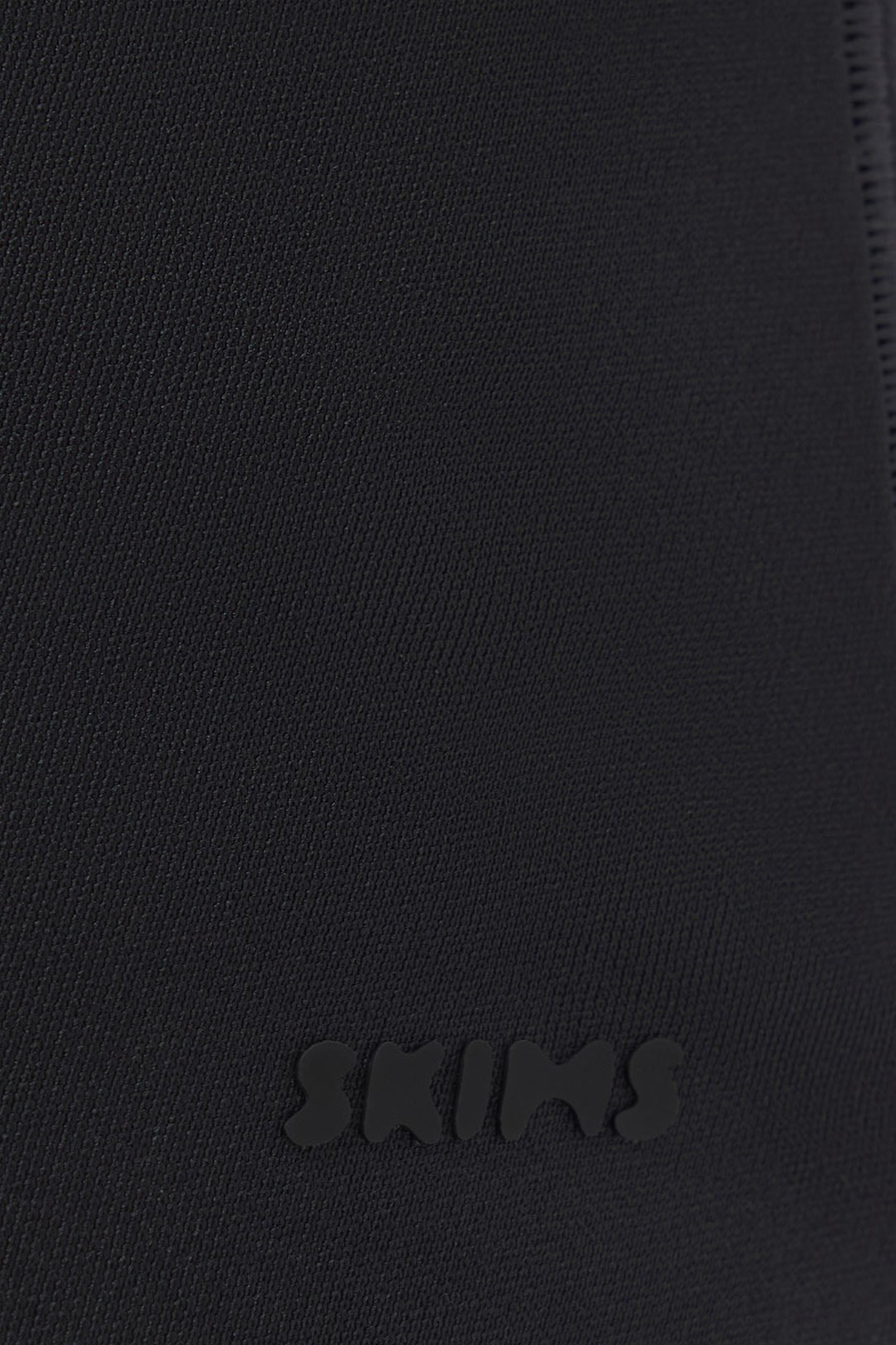 תמונת תקריב דוגמן של SKIMS ULTIMATE BODY MID THIGH BODYSUIT