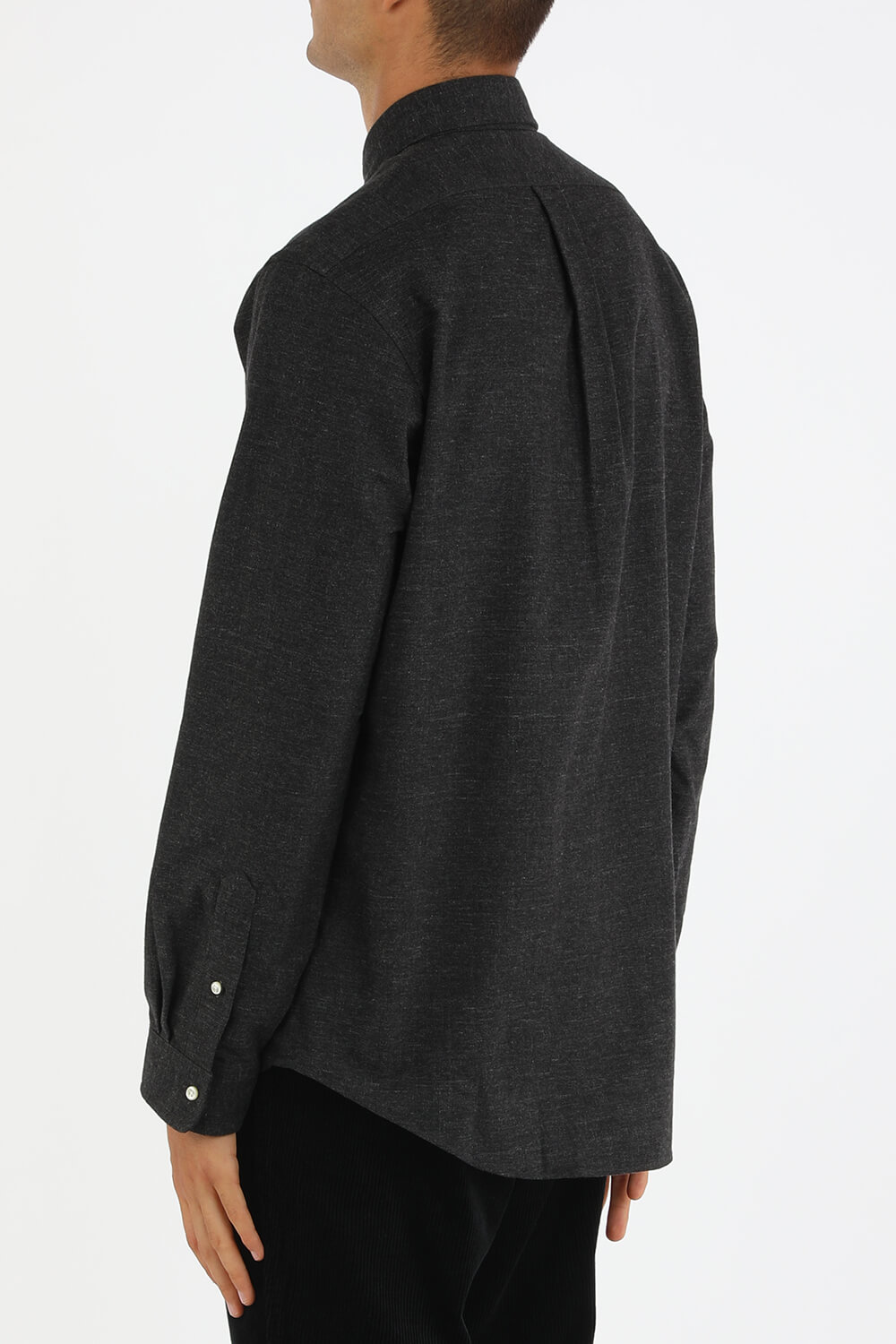 תמונת דוגמן אחורית של חולצת כפתורים שחורה ומחויטת