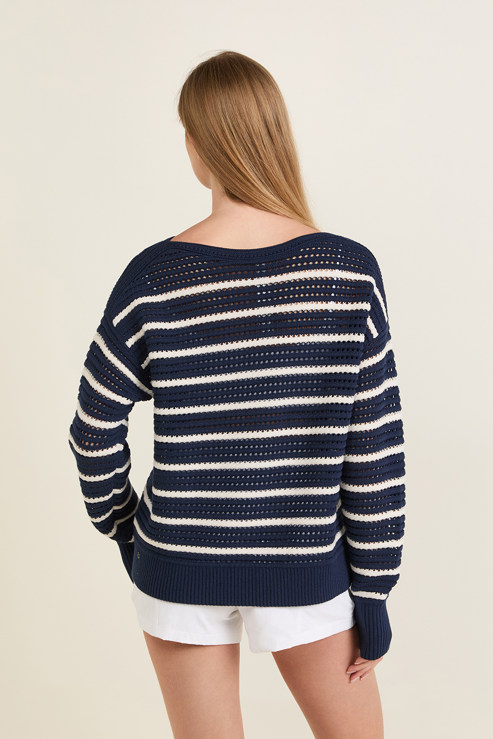 תמונת דוגמן אחורית של Cotton Crochet Pullover