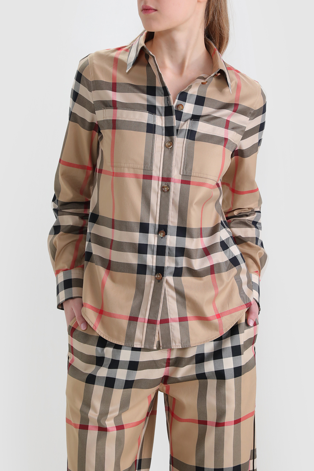 תמונת דוגמן קידמית של חולצה מכופתרת