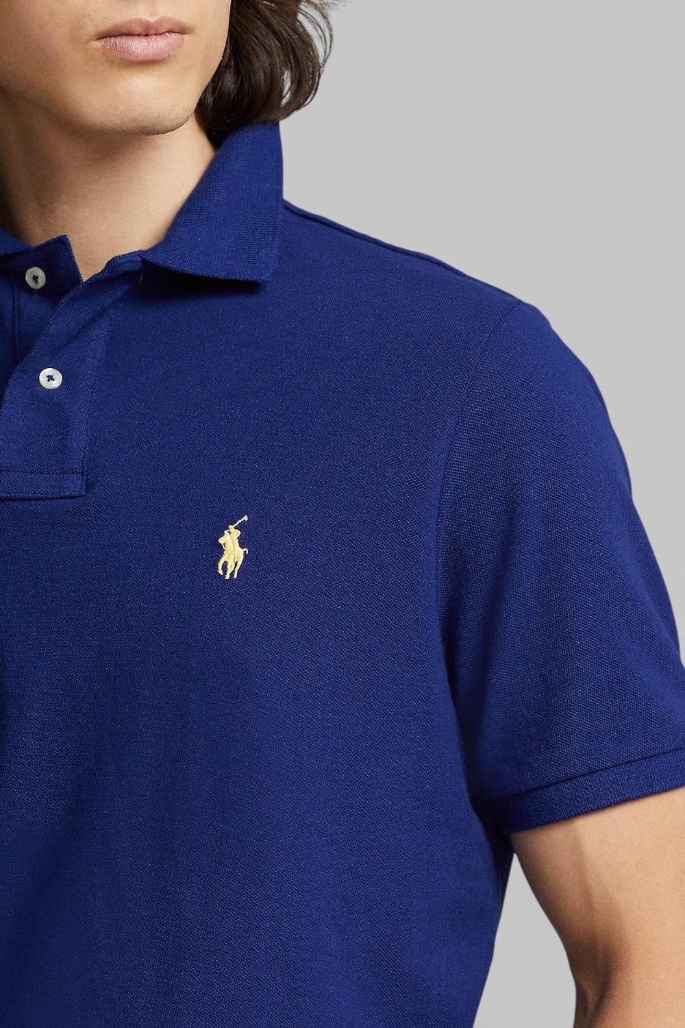 תמונת תקריב דוגמן של חולצת פולו