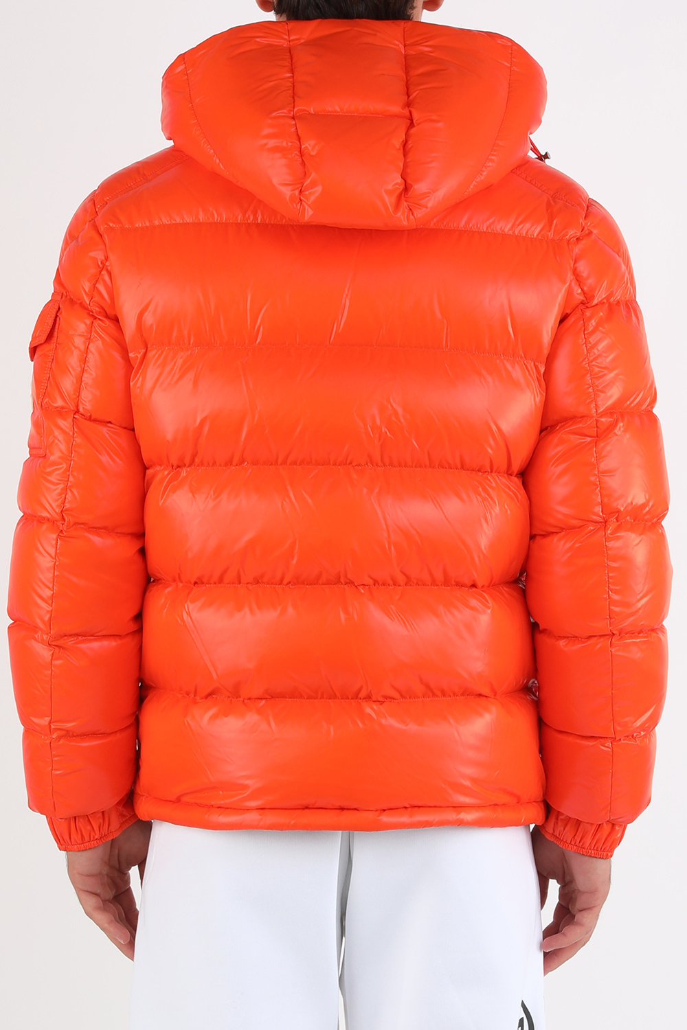 תמונת דוגמן אחורית של מעיל מאיה פאפר עם סגירת רוכסן בגוון כתום מבירק