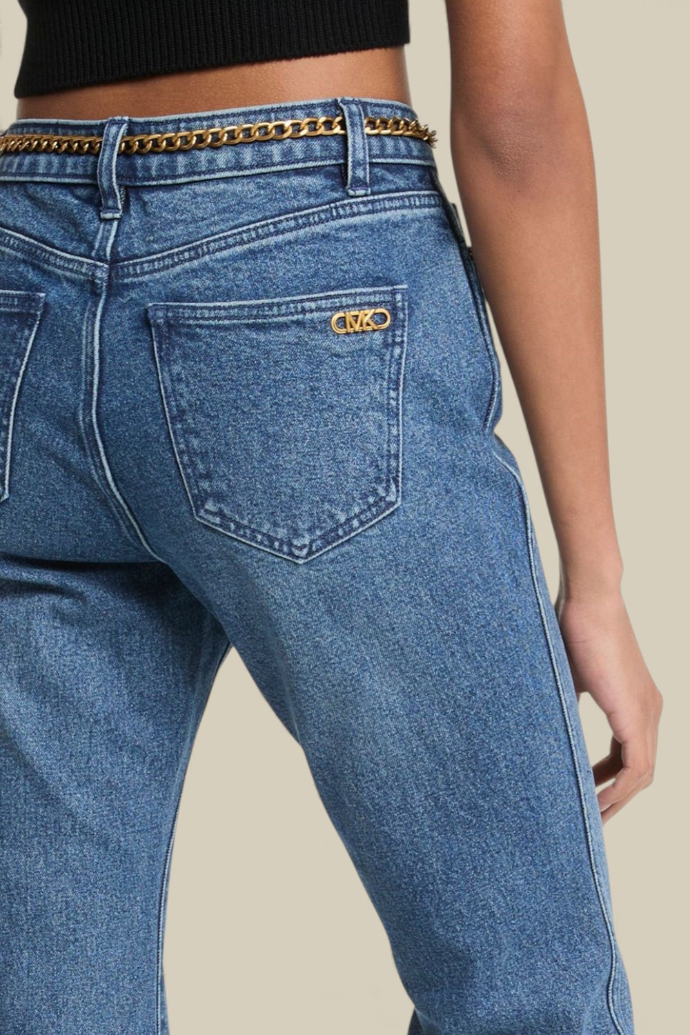 תמונת תקריב דוגמן של מכנסי ג'ינס מתרחבים עם חגורת שרשרת