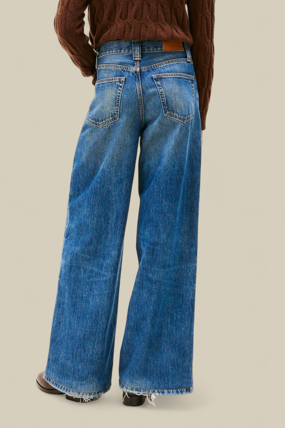 תמונת דוגמן אחורית של מכנסי ג'ינס בגזרה מתרחבת