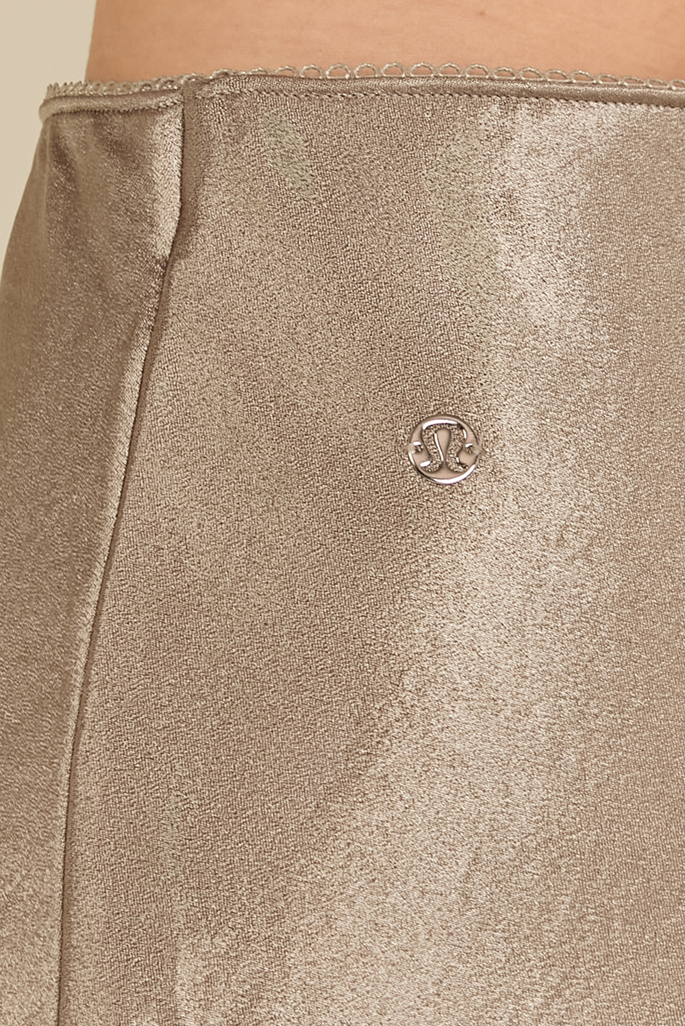 תמונת תקריב דוגמן של Satin Midi Skirt